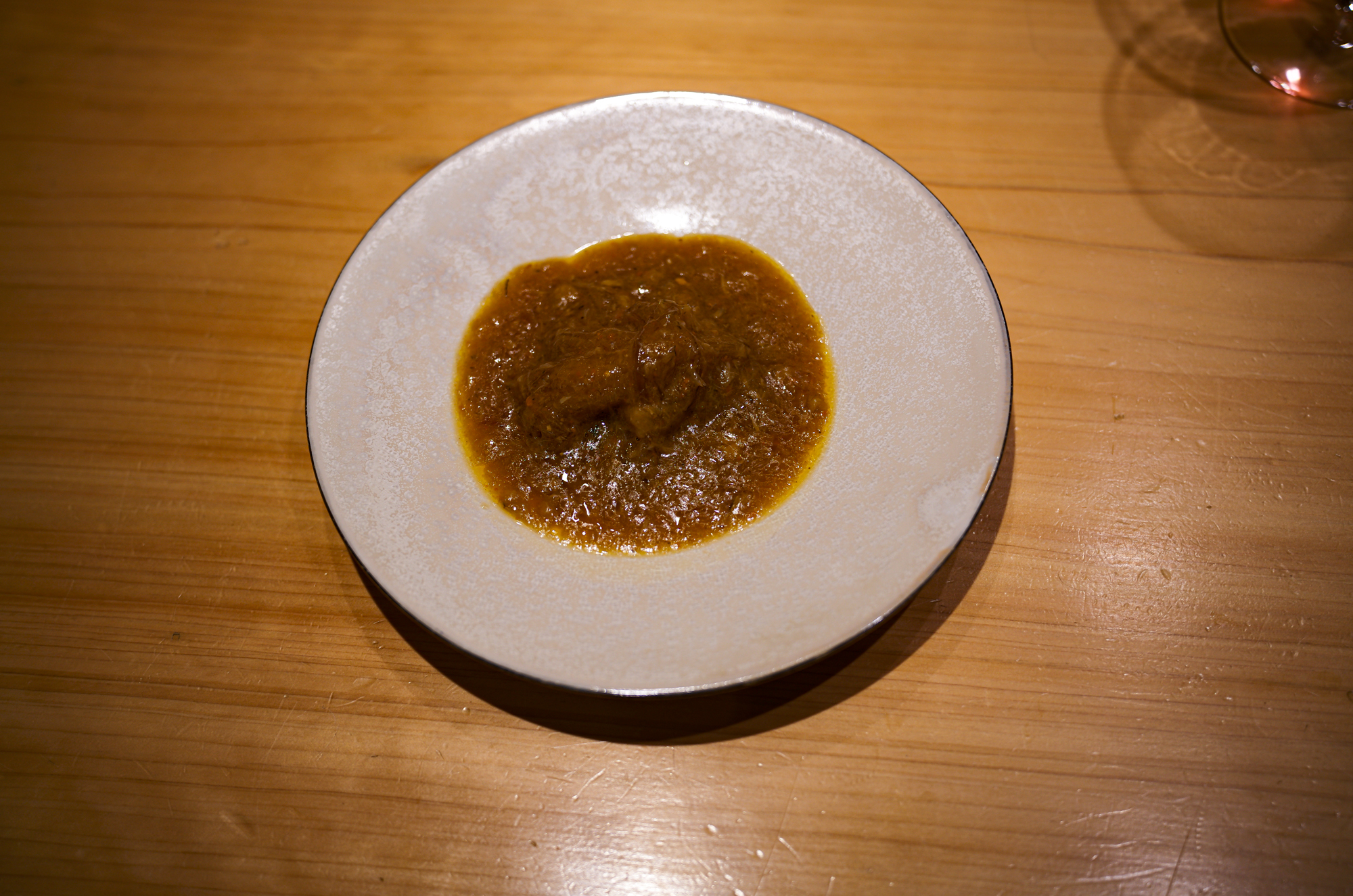 鶫 (つぐみ) Tsugumi 〒106-0031 東京都港区西麻布1丁目4−48 大樹ビル 2F 2021年9月星条旗通りに虎峰、Seriesの姉妹店となる中華レストラン鶇 -TSUGUMI-をオープン致しました。西麻布星条旗通りの隠れ家創作中華。熟成ワインと創作中華のペアリングで特別な時間を。西麻布の静かなエリアに佇む「鶫(Tsugumi)」は広東料理をベースとした創作中華を楽しめる隠れ家レストランです約4000本を誇る熟成ワインセラーからバースデー・ヴィンテージワインを選べたり、料理とのペアリングで新たな発見を楽しめます落ち着いた空間にはカウンター・個室が揃い、接待やデートにも最適香りを重視した繊細なコース料理がリズミカルに提供され、都会の喧騒を忘れる贅沢なひとときを堪能できます Alto e Diritto altoediritto アルトエデリット 愛知 名古屋