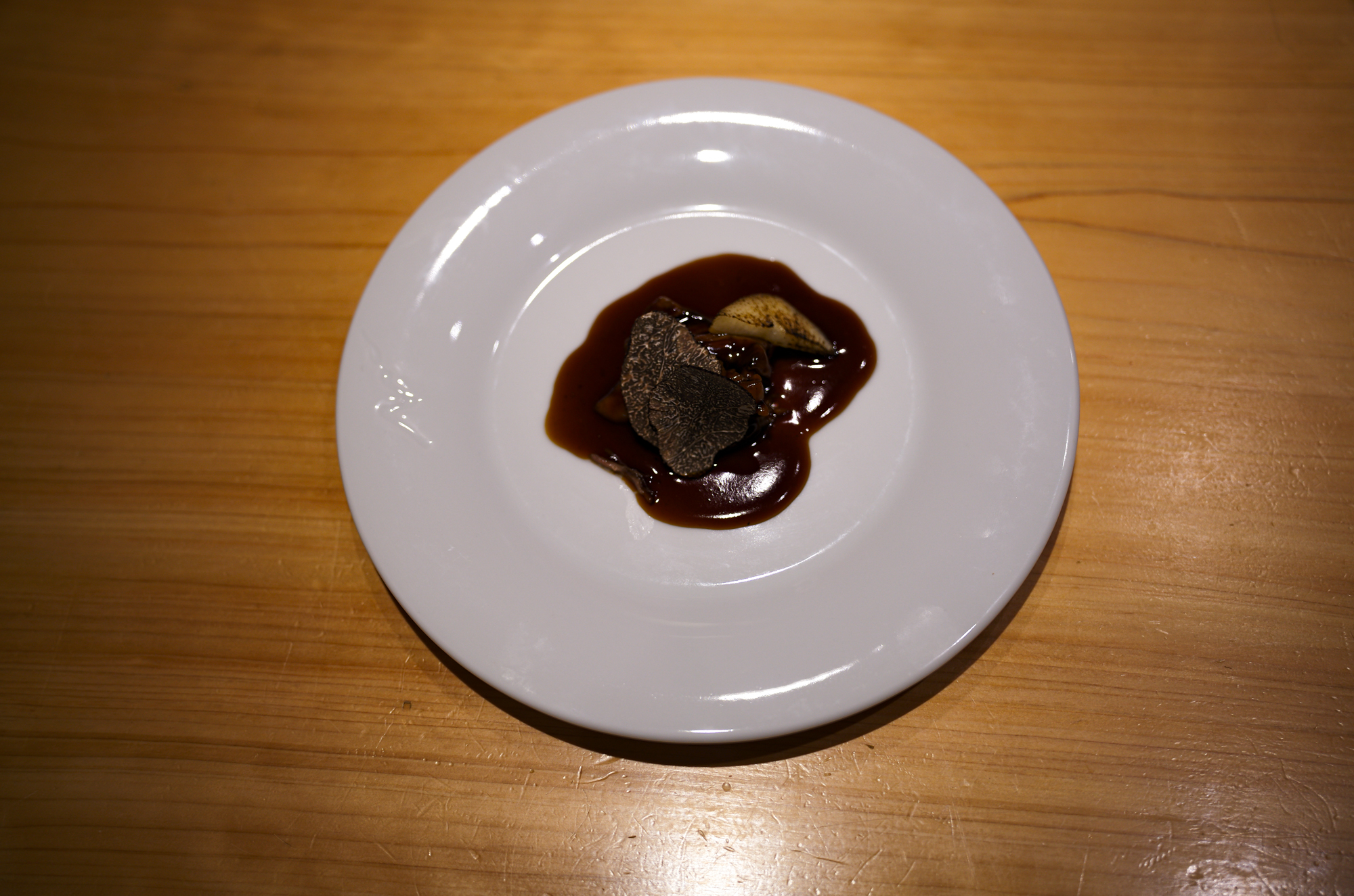 鶫 (つぐみ) Tsugumi 〒106-0031 東京都港区西麻布1丁目4−48 大樹ビル 2F 2021年9月星条旗通りに虎峰、Seriesの姉妹店となる中華レストラン鶇 -TSUGUMI-をオープン致しました。西麻布星条旗通りの隠れ家創作中華。熟成ワインと創作中華のペアリングで特別な時間を。西麻布の静かなエリアに佇む「鶫(Tsugumi)」は広東料理をベースとした創作中華を楽しめる隠れ家レストランです約4000本を誇る熟成ワインセラーからバースデー・ヴィンテージワインを選べたり、料理とのペアリングで新たな発見を楽しめます落ち着いた空間にはカウンター・個室が揃い、接待やデートにも最適香りを重視した繊細なコース料理がリズミカルに提供され、都会の喧騒を忘れる贅沢なひとときを堪能できます Alto e Diritto altoediritto アルトエデリット 愛知 名古屋