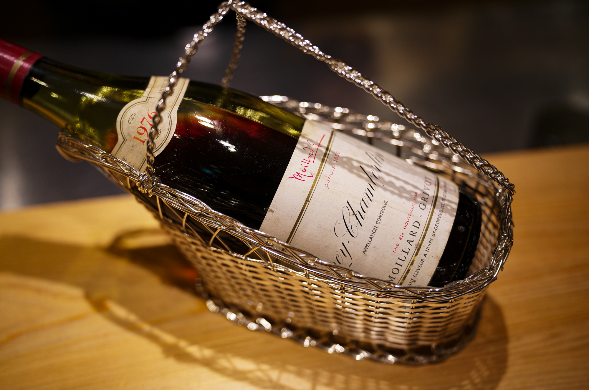 鶫 (つぐみ) Tsugumi 〒106-0031 東京都港区西麻布1丁目4−48 大樹ビル 2F 2021年9月星条旗通りに虎峰、Seriesの姉妹店となる中華レストラン鶇 -TSUGUMI-をオープン致しました。西麻布星条旗通りの隠れ家創作中華。熟成ワインと創作中華のペアリングで特別な時間を。西麻布の静かなエリアに佇む「鶫(Tsugumi)」は広東料理をベースとした創作中華を楽しめる隠れ家レストランです約4000本を誇る熟成ワインセラーからバースデー・ヴィンテージワインを選べたり、料理とのペアリングで新たな発見を楽しめます落ち着いた空間にはカウンター・個室が揃い、接待やデートにも最適香りを重視した繊細なコース料理がリズミカルに提供され、都会の喧騒を忘れる贅沢なひとときを堪能できます Alto e Diritto altoediritto アルトエデリット 愛知 名古屋