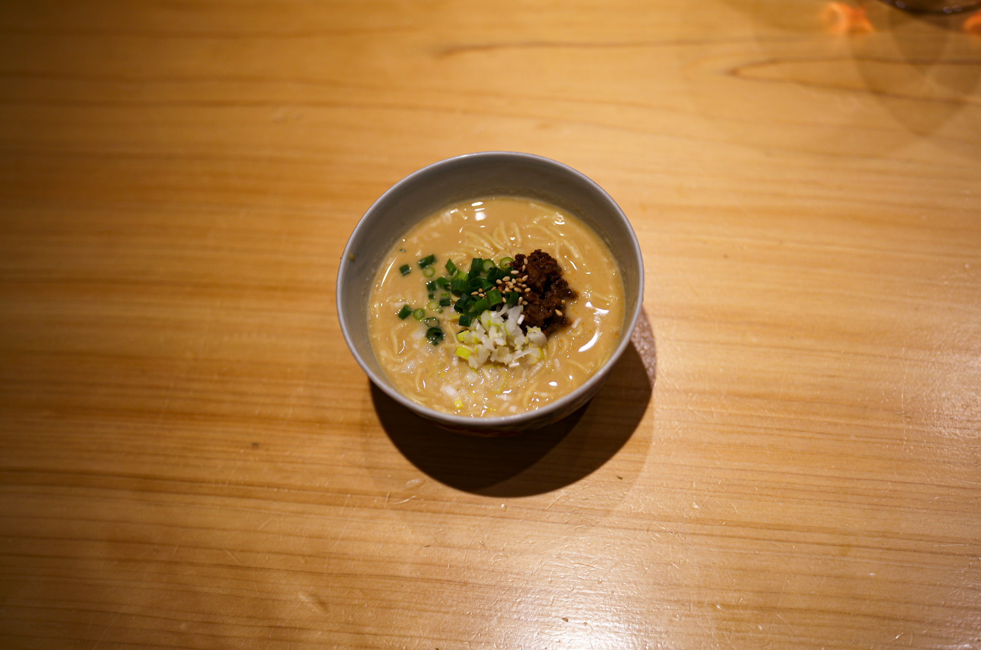 鶫 (つぐみ) Tsugumi 〒106-0031 東京都港区西麻布1丁目4−48 大樹ビル 2F 2021年9月星条旗通りに虎峰、Seriesの姉妹店となる中華レストラン鶇 -TSUGUMI-をオープン致しました。西麻布星条旗通りの隠れ家創作中華。熟成ワインと創作中華のペアリングで特別な時間を。西麻布の静かなエリアに佇む「鶫(Tsugumi)」は広東料理をベースとした創作中華を楽しめる隠れ家レストランです約4000本を誇る熟成ワインセラーからバースデー・ヴィンテージワインを選べたり、料理とのペアリングで新たな発見を楽しめます落ち着いた空間にはカウンター・個室が揃い、接待やデートにも最適香りを重視した繊細なコース料理がリズミカルに提供され、都会の喧騒を忘れる贅沢なひとときを堪能できます Alto e Diritto altoediritto アルトエデリット 愛知 名古屋