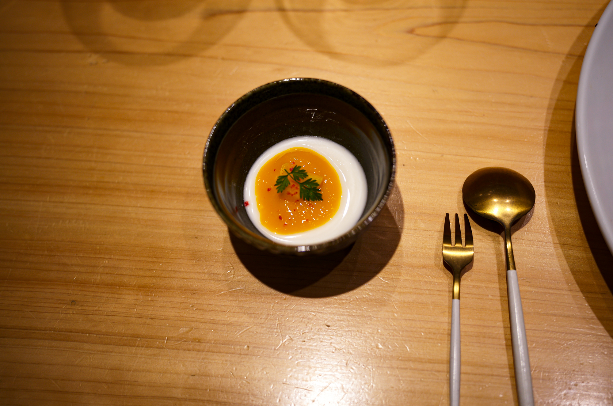 鶫 (つぐみ) Tsugumi 〒106-0031 東京都港区西麻布1丁目4−48 大樹ビル 2F 2021年9月星条旗通りに虎峰、Seriesの姉妹店となる中華レストラン鶇 -TSUGUMI-をオープン致しました。西麻布星条旗通りの隠れ家創作中華。熟成ワインと創作中華のペアリングで特別な時間を。西麻布の静かなエリアに佇む「鶫(Tsugumi)」は広東料理をベースとした創作中華を楽しめる隠れ家レストランです約4000本を誇る熟成ワインセラーからバースデー・ヴィンテージワインを選べたり、料理とのペアリングで新たな発見を楽しめます落ち着いた空間にはカウンター・個室が揃い、接待やデートにも最適香りを重視した繊細なコース料理がリズミカルに提供され、都会の喧騒を忘れる贅沢なひとときを堪能できます Alto e Diritto altoediritto アルトエデリット 愛知 名古屋