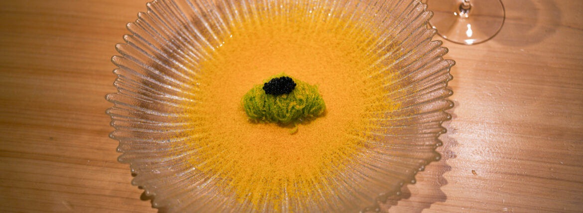 鶫 (つぐみ) Tsugumi 〒106-0031 東京都港区西麻布1丁目4−48 大樹ビル 2F 2021年9月星条旗通りに虎峰、Seriesの姉妹店となる中華レストラン鶇 -TSUGUMI-をオープン致しました。西麻布星条旗通りの隠れ家創作中華。熟成ワインと創作中華のペアリングで特別な時間を。西麻布の静かなエリアに佇む「鶫(Tsugumi)」は広東料理をベースとした創作中華を楽しめる隠れ家レストランです約4000本を誇る熟成ワインセラーからバースデー・ヴィンテージワインを選べたり、料理とのペアリングで新たな発見を楽しめます落ち着いた空間にはカウンター・個室が揃い、接待やデートにも最適香りを重視した繊細なコース料理がリズミカルに提供され、都会の喧騒を忘れる贅沢なひとときを堪能できます Alto e Diritto altoediritto アルトエデリット 愛知 名古屋