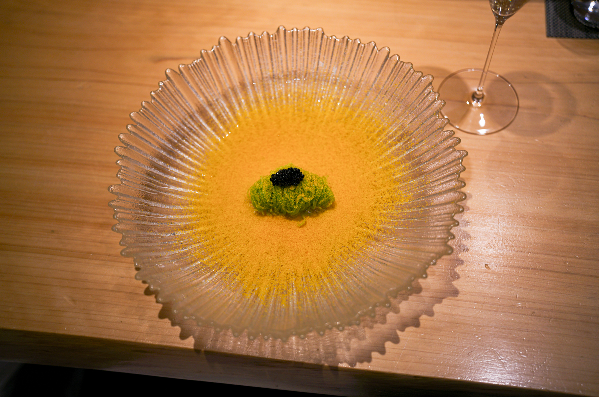 鶫 (つぐみ) Tsugumi 〒106-0031 東京都港区西麻布1丁目4−48 大樹ビル 2F 2021年9月星条旗通りに虎峰、Seriesの姉妹店となる中華レストラン鶇 -TSUGUMI-をオープン致しました。西麻布星条旗通りの隠れ家創作中華。熟成ワインと創作中華のペアリングで特別な時間を。西麻布の静かなエリアに佇む「鶫(Tsugumi)」は広東料理をベースとした創作中華を楽しめる隠れ家レストランです約4000本を誇る熟成ワインセラーからバースデー・ヴィンテージワインを選べたり、料理とのペアリングで新たな発見を楽しめます落ち着いた空間にはカウンター・個室が揃い、接待やデートにも最適香りを重視した繊細なコース料理がリズミカルに提供され、都会の喧騒を忘れる贅沢なひとときを堪能できます Alto e Diritto altoediritto アルトエデリット 愛知 名古屋