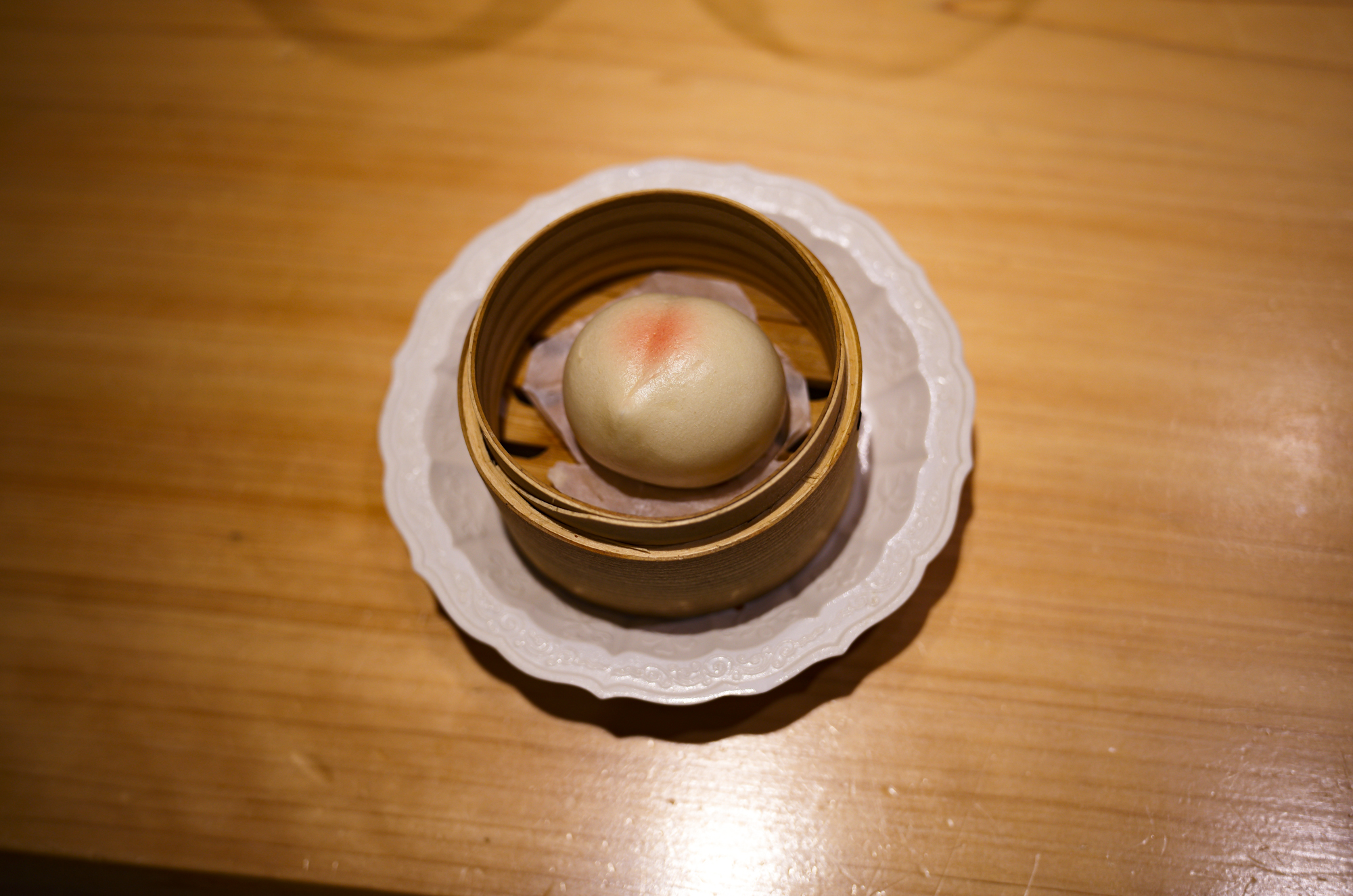 鶫 (つぐみ) Tsugumi 〒106-0031 東京都港区西麻布1丁目4−48 大樹ビル 2F 2021年9月星条旗通りに虎峰、Seriesの姉妹店となる中華レストラン鶇 -TSUGUMI-をオープン致しました。西麻布星条旗通りの隠れ家創作中華。熟成ワインと創作中華のペアリングで特別な時間を。西麻布の静かなエリアに佇む「鶫(Tsugumi)」は広東料理をベースとした創作中華を楽しめる隠れ家レストランです約4000本を誇る熟成ワインセラーからバースデー・ヴィンテージワインを選べたり、料理とのペアリングで新たな発見を楽しめます落ち着いた空間にはカウンター・個室が揃い、接待やデートにも最適香りを重視した繊細なコース料理がリズミカルに提供され、都会の喧騒を忘れる贅沢なひとときを堪能できます Alto e Diritto altoediritto アルトエデリット 愛知 名古屋