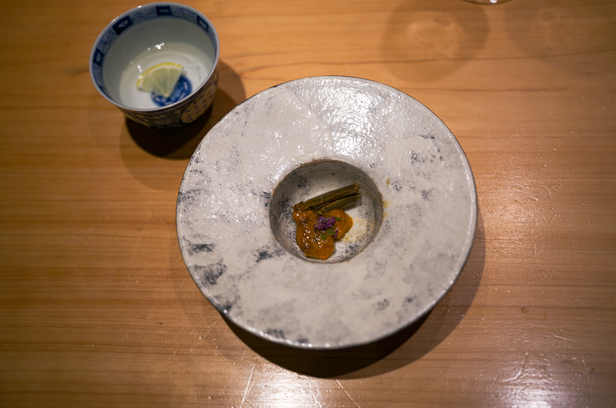 鶫 (つぐみ) Tsugumi 〒106-0031 東京都港区西麻布1丁目4−48 大樹ビル 2F 2021年9月星条旗通りに虎峰、Seriesの姉妹店となる中華レストラン鶇 -TSUGUMI-をオープン致しました。西麻布星条旗通りの隠れ家創作中華。熟成ワインと創作中華のペアリングで特別な時間を。西麻布の静かなエリアに佇む「鶫(Tsugumi)」は広東料理をベースとした創作中華を楽しめる隠れ家レストランです約4000本を誇る熟成ワインセラーからバースデー・ヴィンテージワインを選べたり、料理とのペアリングで新たな発見を楽しめます落ち着いた空間にはカウンター・個室が揃い、接待やデートにも最適香りを重視した繊細なコース料理がリズミカルに提供され、都会の喧騒を忘れる贅沢なひとときを堪能できます Alto e Diritto altoediritto アルトエデリット 愛知 名古屋