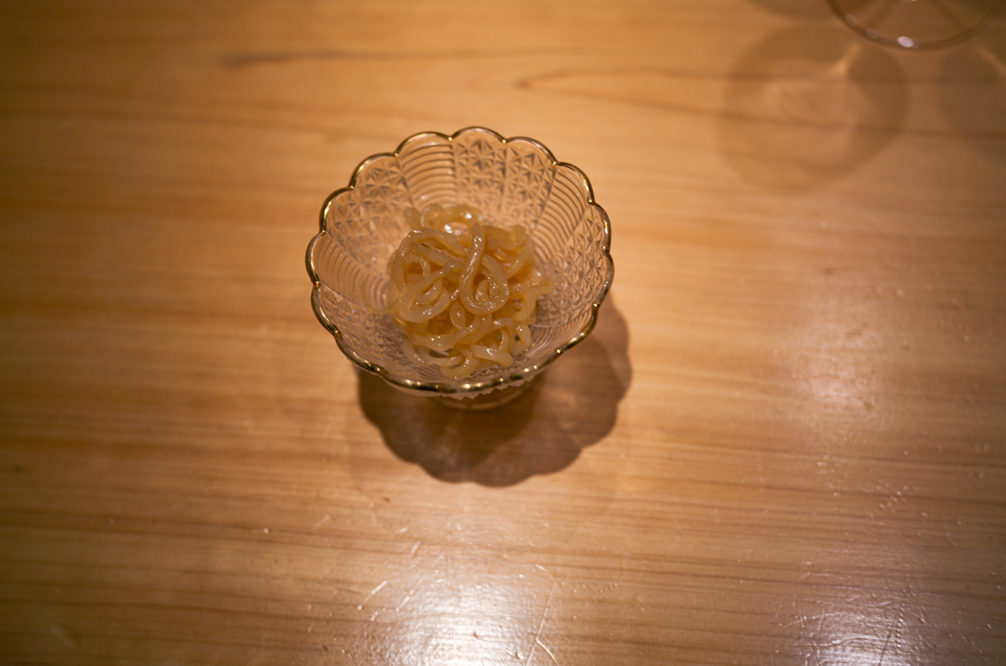 鶫 (つぐみ) Tsugumi 〒106-0031 東京都港区西麻布1丁目4−48 大樹ビル 2F 2021年9月星条旗通りに虎峰、Seriesの姉妹店となる中華レストラン鶇 -TSUGUMI-をオープン致しました。西麻布星条旗通りの隠れ家創作中華。熟成ワインと創作中華のペアリングで特別な時間を。西麻布の静かなエリアに佇む「鶫(Tsugumi)」は広東料理をベースとした創作中華を楽しめる隠れ家レストランです約4000本を誇る熟成ワインセラーからバースデー・ヴィンテージワインを選べたり、料理とのペアリングで新たな発見を楽しめます落ち着いた空間にはカウンター・個室が揃い、接待やデートにも最適香りを重視した繊細なコース料理がリズミカルに提供され、都会の喧騒を忘れる贅沢なひとときを堪能できます Alto e Diritto altoediritto アルトエデリット 愛知 名古屋