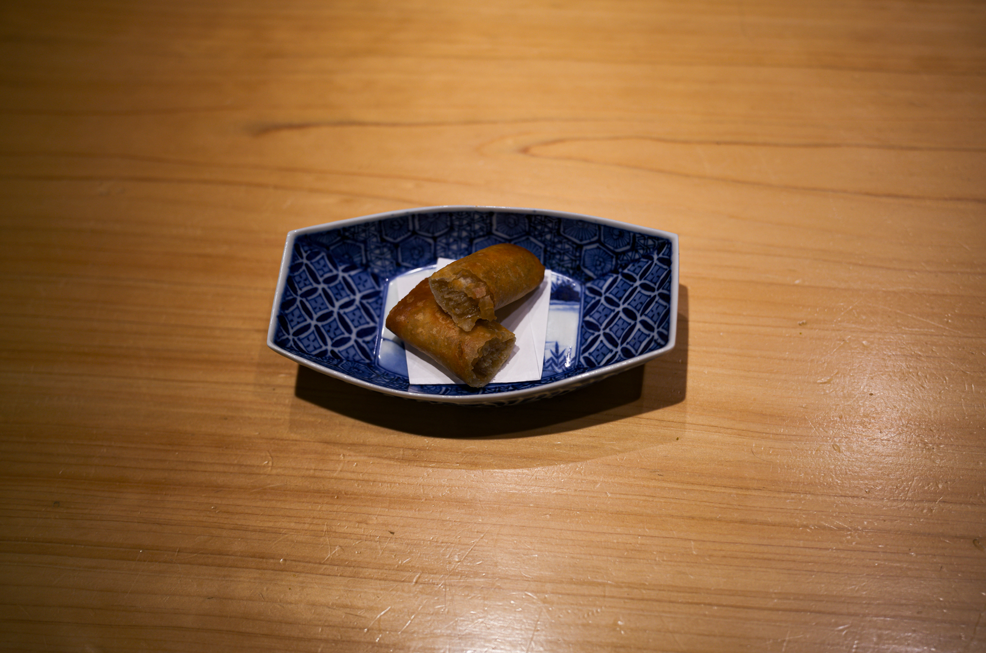 鶫 (つぐみ) Tsugumi 〒106-0031 東京都港区西麻布1丁目4−48 大樹ビル 2F 2021年9月星条旗通りに虎峰、Seriesの姉妹店となる中華レストラン鶇 -TSUGUMI-をオープン致しました。西麻布星条旗通りの隠れ家創作中華。熟成ワインと創作中華のペアリングで特別な時間を。西麻布の静かなエリアに佇む「鶫(Tsugumi)」は広東料理をベースとした創作中華を楽しめる隠れ家レストランです約4000本を誇る熟成ワインセラーからバースデー・ヴィンテージワインを選べたり、料理とのペアリングで新たな発見を楽しめます落ち着いた空間にはカウンター・個室が揃い、接待やデートにも最適香りを重視した繊細なコース料理がリズミカルに提供され、都会の喧騒を忘れる贅沢なひとときを堪能できます Alto e Diritto altoediritto アルトエデリット 愛知 名古屋