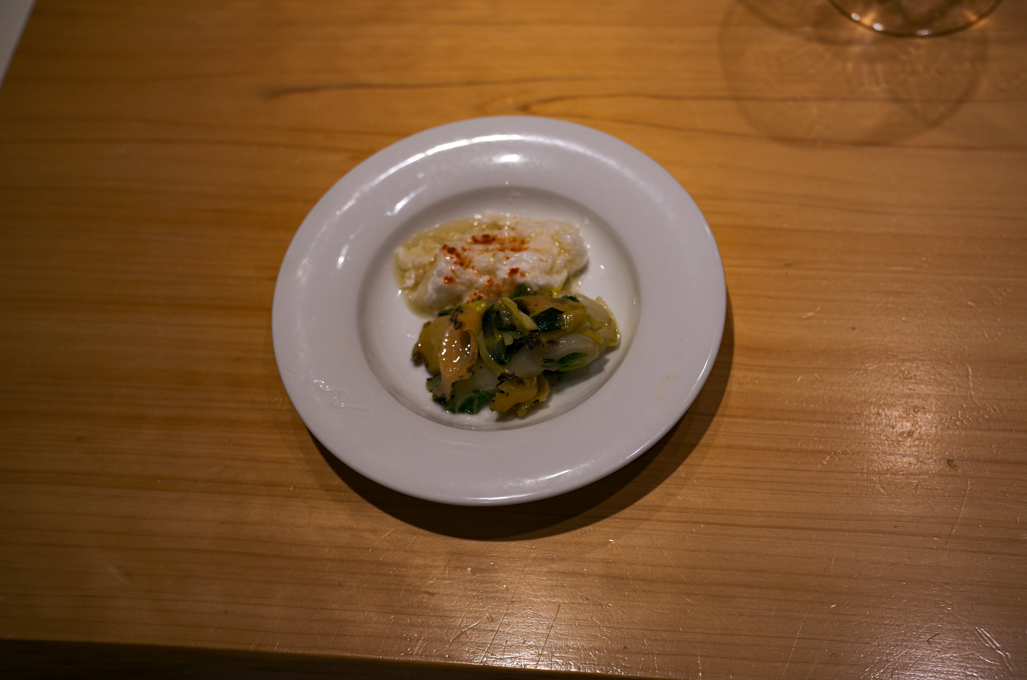 鶫 (つぐみ) Tsugumi 〒106-0031 東京都港区西麻布1丁目4−48 大樹ビル 2F 2021年9月星条旗通りに虎峰、Seriesの姉妹店となる中華レストラン鶇 -TSUGUMI-をオープン致しました。西麻布星条旗通りの隠れ家創作中華。熟成ワインと創作中華のペアリングで特別な時間を。西麻布の静かなエリアに佇む「鶫(Tsugumi)」は広東料理をベースとした創作中華を楽しめる隠れ家レストランです約4000本を誇る熟成ワインセラーからバースデー・ヴィンテージワインを選べたり、料理とのペアリングで新たな発見を楽しめます落ち着いた空間にはカウンター・個室が揃い、接待やデートにも最適香りを重視した繊細なコース料理がリズミカルに提供され、都会の喧騒を忘れる贅沢なひとときを堪能できます Alto e Diritto altoediritto アルトエデリット 愛知 名古屋