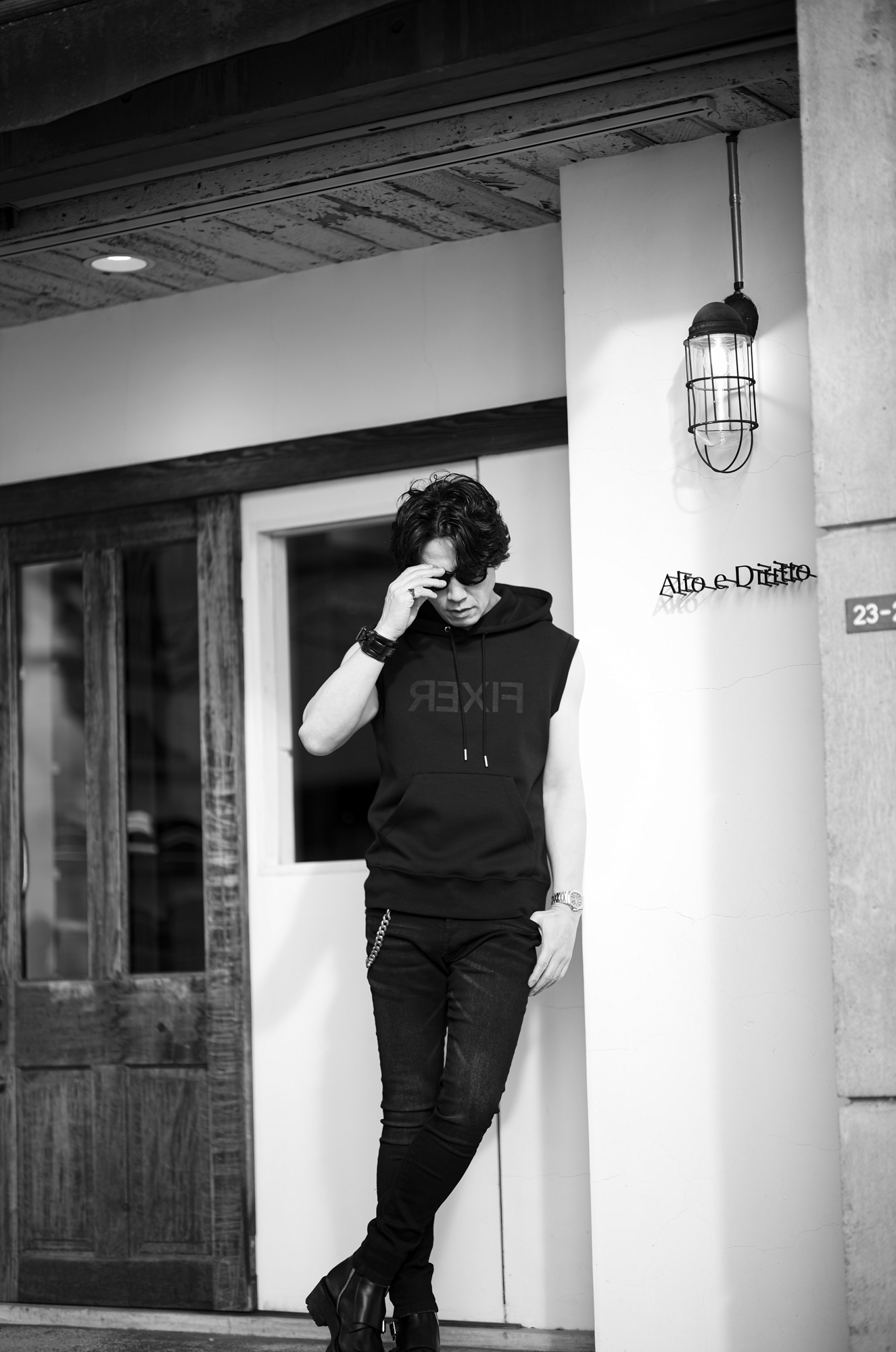 削ぎ落とした黒。— FIXER FPK-07 Sleeveless Structure — FIXER FPK-07 Technical Jersey Sleeveless Hoodie フィクサー スリーブレス フーディー テクニカルジャージー JAPAN 日本 愛知 名古屋 Alto e Diritto altoediritto アルトエデリット テクニカルジャージー仕様のノースリーブパーカー。タイトフィットのサイジングながら着やすく仕上げられたパターンを採用。調節可能なドローストリングフードにリブ編みのウエストバンド。フロントに反転したFIXERのロゴプリント。同素材のパンツとセットアップで着用可能。素材表示:polyester 76% / rayon18% / polyurethane 6%