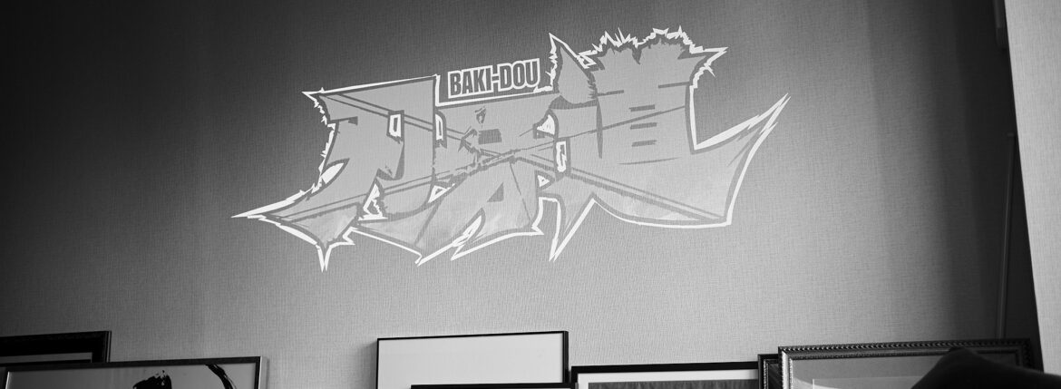 Baki-Dou 刃牙道 伝説の剣豪”宮本武蔵と、刃牙ら最強の地下闘技場戦士たちが繰り広げる壮絶な死闘がついに全世界へと放たれる。新たな“最強”伝説、その幕開けに刮目せよッッ！ "地上最強の親子喧嘩"を経て退屈な日々を送る範馬刃牙。だが刃牙と地下闘技場の戦士たちは、日本最強の剣豪・宮本武蔵が時を超えて復活するという、とてつもない脅威に直面する。JAPAN 日本