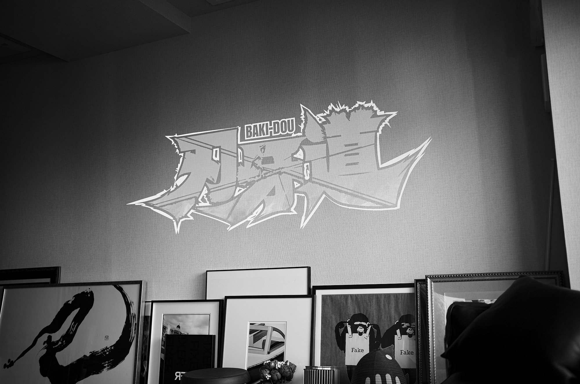 Baki-Dou 刃牙道 伝説の剣豪”宮本武蔵と、刃牙ら最強の地下闘技場戦士たちが繰り広げる壮絶な死闘がついに全世界へと放たれる。新たな“最強”伝説、その幕開けに刮目せよッッ！ "地上最強の親子喧嘩"を経て退屈な日々を送る範馬刃牙。だが刃牙と地下闘技場の戦士たちは、日本最強の剣豪・宮本武蔵が時を超えて復活するという、とてつもない脅威に直面する。JAPAN 日本