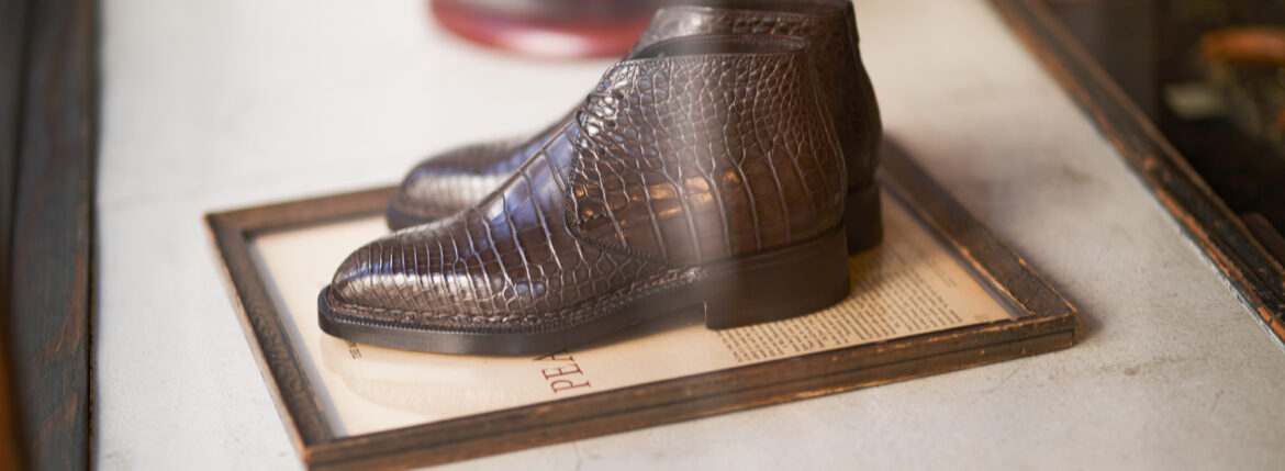 黒を重ねた先に、茶が届く。 — ENZO BONAFE ART.3722 Mat Crocodile — エンツォボナフェ チャッカブーツ ブラウン マットクロコダイル レザーブーツ JAPAN 日本 愛知 名古屋 Alto e Diritto altoediritto アルトエデリット
