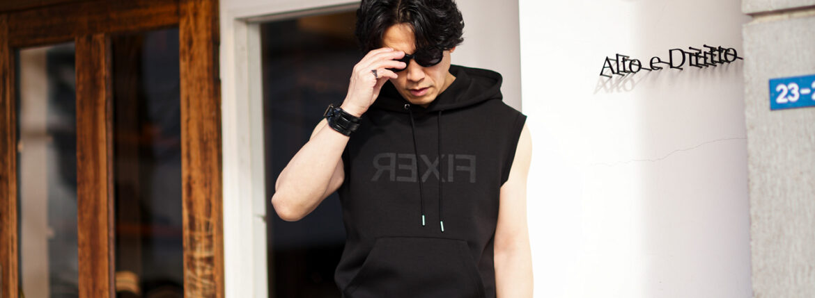 静かに動く黒。— FIXER FPK-07 Sleeveless Structure — PRE-ORDER｜2026.2.23 (Mon) – 3.08 (Sun) FIXER FPK-07 Technical Jersey Sleeveless Hoodie フィクサー 　スリーブレス フーディー テクニカルジャージー　JAPAN 日本 愛知 名古屋 Alto e Diritto altoediritto アルトエデリット テクニカルジャージー仕様のノースリーブパーカー。タイトフィットのサイジングながら着やすく仕上げられたパターンを採用。調節可能なドローストリングフードにリブ編みのウエストバンド。フロントに反転したFIXERのロゴプリント。同素材のパンツとセットアップで着用可能。素材表示：polyester 76% / rayon18% / polyurethane 6%