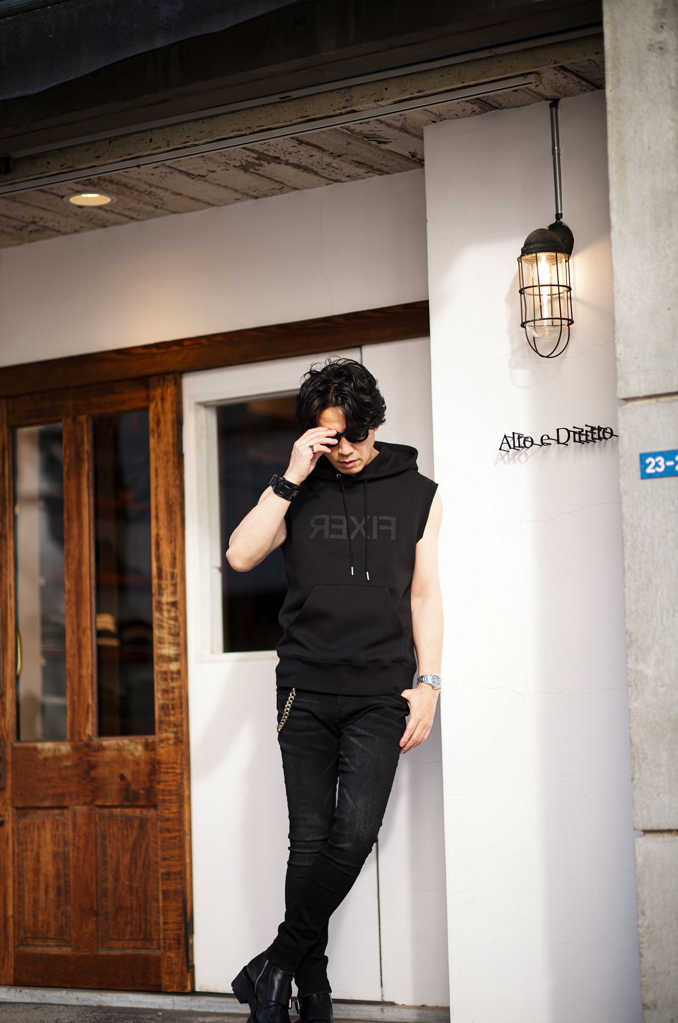 静かに動く黒。— FIXER FPK-07 Sleeveless Structure — PRE-ORDER｜2026.2.23 (Mon) – 3.08 (Sun) FIXER FPK-07 Technical Jersey Sleeveless Hoodie フィクサー 　スリーブレス フーディー テクニカルジャージー　JAPAN 日本 愛知 名古屋 Alto e Diritto altoediritto アルトエデリット テクニカルジャージー仕様のノースリーブパーカー。タイトフィットのサイジングながら着やすく仕上げられたパターンを採用。調節可能なドローストリングフードにリブ編みのウエストバンド。フロントに反転したFIXERのロゴプリント。同素材のパンツとセットアップで着用可能。素材表示：polyester 76% / rayon18% / polyurethane 6%