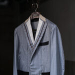 Gray Holds the Heat. Sartoria Curvarti BESPOKE × Loro Piana CASHMERE WISH 2026 Sartoria Curvarti “BESPOKE” Loro Piana CASHMERE WISH 90％ Super170’s MERINO WOOL AND 10％ CASHMERE SINGLE BREASTED JACKET GRAY 2026 サルトリアクルヴァルティ ビスポーク ロロピアーナ カシミヤ スーパー170 メリノウール カシミヤ シングルブレステッド スーツ グレー 愛知 名古屋 Alto e Diritto altoediritto アルトエデリット 上質 艶 パッチポケット サイドベンツ 仮縫い　春夏