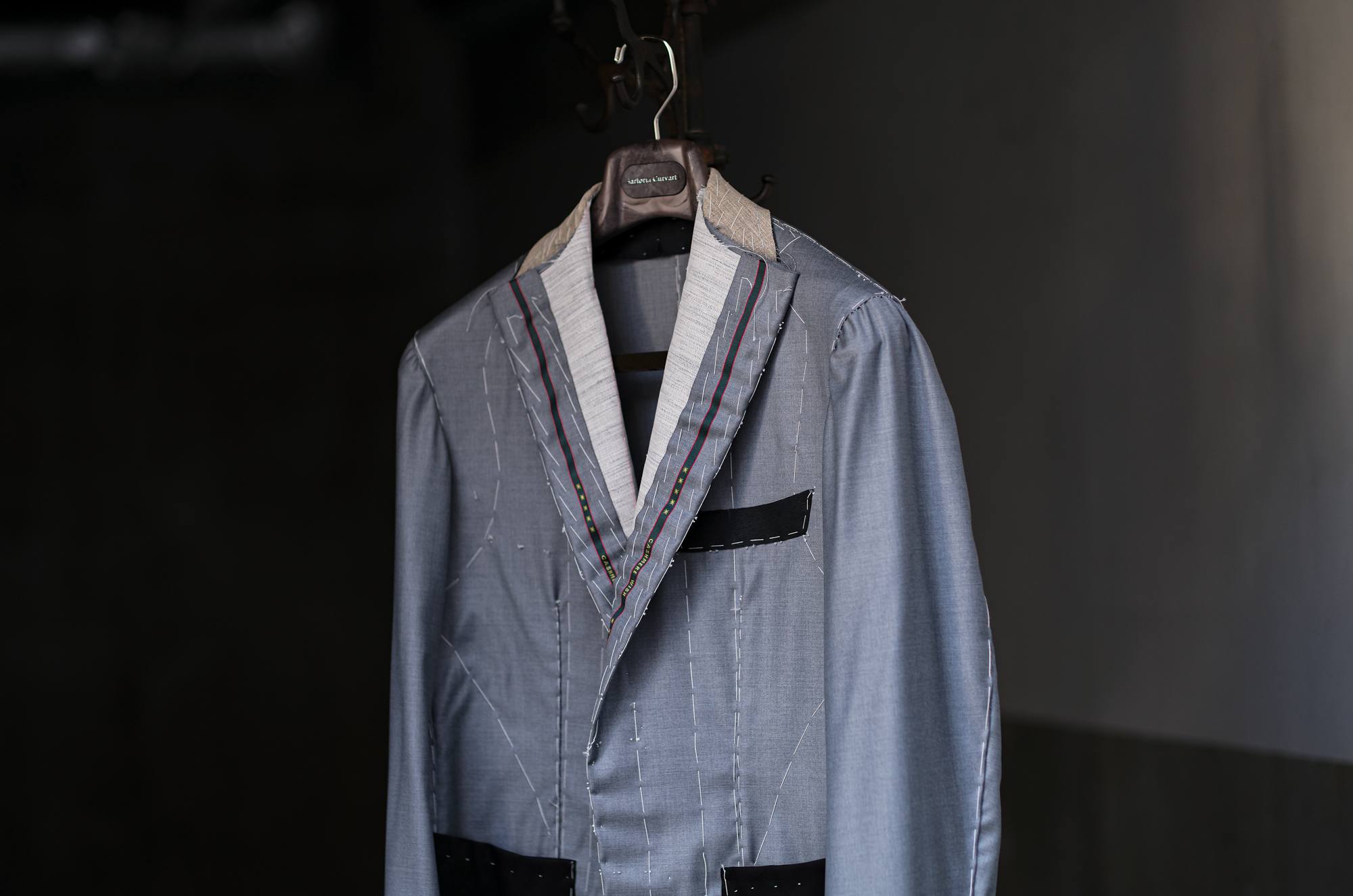 Gray Holds the Heat. Sartoria Curvarti BESPOKE × Loro Piana CASHMERE WISH 2026 Sartoria Curvarti “BESPOKE” Loro Piana CASHMERE WISH 90％ Super170’s MERINO WOOL AND 10％ CASHMERE SINGLE BREASTED JACKET GRAY 2026 サルトリアクルヴァルティ ビスポーク ロロピアーナ カシミヤ スーパー170 メリノウール カシミヤ シングルブレステッド スーツ グレー 愛知 名古屋 Alto e Diritto altoediritto アルトエデリット 上質 艶 パッチポケット サイドベンツ 仮縫い　春夏