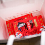 長い縁は、好きを外さない。 — Time Knows What We Love — JAPAN 日本 愛知 名古屋 Alto e Diritto altoediritto アルトエデリット 崎陽軒 きようけん 株式会社崎陽軒は、神奈川県横浜市西区に本社を置く、主にシウマイ・シウマイ弁当の製造販売ならびにレストラン経営を行う企業である。 1908年に初代横浜駅構内の売店として創業し、1948年に株式会社化。横浜名物のシウマイ、駅弁の「シウマイ弁当」を製造、販売していることで知られる。横浜駅、戸塚、横浜赤レンガ倉庫のレストランは崎陽軒.1908年（明治41年)の創業以来、横浜のおいしさを創りつづける崎陽軒。豚肉と干帆立貝柱の風味豊かな「シウマイ」、“冷めてもおいしい”へのこだわりが詰まった「シウマイ弁当」、日本人の味覚に合わせた「横濱月餅」や「中華まん」など、横浜の味を取り揃えております。また、レストラン事業も横浜市内を中心に展開し、世界の文化を広く受け入れてきた横浜らしく、伝統的な各国料理を継承しながら「地産地消」にこだわった、オリジナリティー溢れる料理を提供しています。昔ながらのシウマイ「横浜の名物をつくろう」との想いから生まれた、崎陽軒のシウマイ。1928年（昭和3年）の発売以来、変わらぬおいしさをお届けします。国産の豚肉と、オホーツク海産の干帆立貝柱が出逢って生まれた豊かな風味が特長の、冷めてもおいしい、一口サイズのシウマイです。1954年（昭和29年）、「横浜ならではの駅弁をつくりたい」という思いから、シウマイの妹分として登場。崎陽軒の“冷めてもおいしい”へのこだわりが詰まったこのお弁当は、発売以来多くの方に親しまれ、近年はその食べ方の流儀も話題になっています。