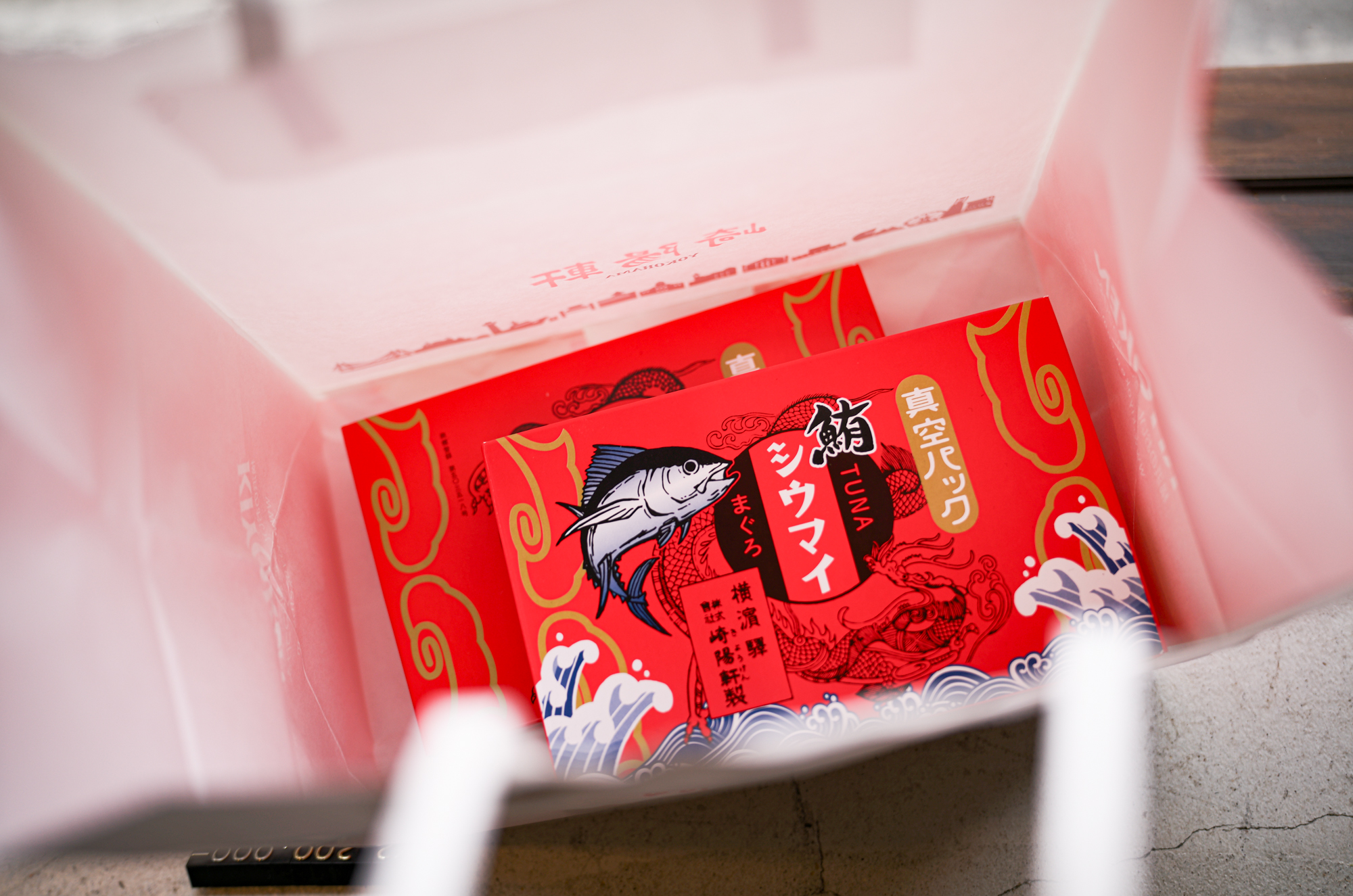 長い縁は、好きを外さない。 — Time Knows What We Love — JAPAN 日本 愛知 名古屋 Alto e Diritto altoediritto アルトエデリット  崎陽軒 きようけん 株式会社崎陽軒は、神奈川県横浜市西区に本社を置く、主にシウマイ・シウマイ弁当の製造販売ならびにレストラン経営を行う企業である。 1908年に初代横浜駅構内の売店として創業し、1948年に株式会社化。横浜名物のシウマイ、駅弁の「シウマイ弁当」を製造、販売していることで知られる。横浜駅、戸塚、横浜赤レンガ倉庫のレストランは崎陽軒.1908年（明治41年)の創業以来、横浜のおいしさを創りつづける崎陽軒。豚肉と干帆立貝柱の風味豊かな「シウマイ」、“冷めてもおいしい”へのこだわりが詰まった「シウマイ弁当」、日本人の味覚に合わせた「横濱月餅」や「中華まん」など、横浜の味を取り揃えております。また、レストラン事業も横浜市内を中心に展開し、世界の文化を広く受け入れてきた横浜らしく、伝統的な各国料理を継承しながら「地産地消」にこだわった、オリジナリティー溢れる料理を提供しています。昔ながらのシウマイ「横浜の名物をつくろう」との想いから生まれた、崎陽軒のシウマイ。1928年（昭和3年）の発売以来、変わらぬおいしさをお届けします。国産の豚肉と、オホーツク海産の干帆立貝柱が出逢って生まれた豊かな風味が特長の、冷めてもおいしい、一口サイズのシウマイです。1954年（昭和29年）、「横浜ならではの駅弁をつくりたい」という思いから、シウマイの妹分として登場。崎陽軒の“冷めてもおいしい”へのこだわりが詰まったこのお弁当は、発売以来多くの方に親しまれ、近年はその食べ方の流儀も話題になっています。