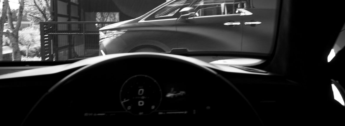 MASERATI マセラティ MC20 アルファード マット スペーシャスラウンジ JAPAN 日本 愛知 名古屋 Alto e Diritto altoediritto アルトエデリット 止まらない朝、未完成のままで。 — MC20, A Morning That Refuses to Park —