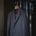 Sartoria Curvarti — The First Line of Form｜DRAPERS Feather Weight Flannel｜Charcoal Grayが描く、静かな輪郭のイメージ