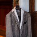 Sartoria Curvarti — The First Line of Form|SUMMER TIME|グレージュに宿る、三素材の静かな構造のイメージ