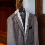 Sartoria Curvarti “BESPOKE” Loro Piana SUMMER TIME WOOL SILK AND LINEN SINGLE BREASTED JACKET GREGE 2026 サルトリアクルヴァルティ ビスポーク ロロピアーナ サマータイム ウールシルク リネン シングルブレステッド ジャケット テーラード グレージュ 愛知 名古屋 Alto e Diritto altoediritto アルトエデリット　パッチポケット サイドベンツ 春夏 上質 マット 織り