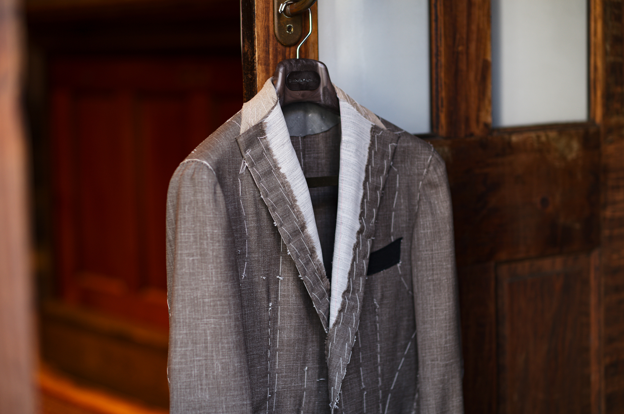 Sartoria Curvarti “BESPOKE” Loro Piana SUMMER TIME WOOL SILK AND LINEN SINGLE BREASTED JACKET GREGE 2026 サルトリアクルヴァルティ ビスポーク ロロピアーナ サマータイム ウールシルク リネン シングルブレステッド ジャケット テーラード グレージュ 愛知 名古屋 Alto e Diritto altoediritto アルトエデリット　パッチポケット サイドベンツ 春夏 上質 マット 織り