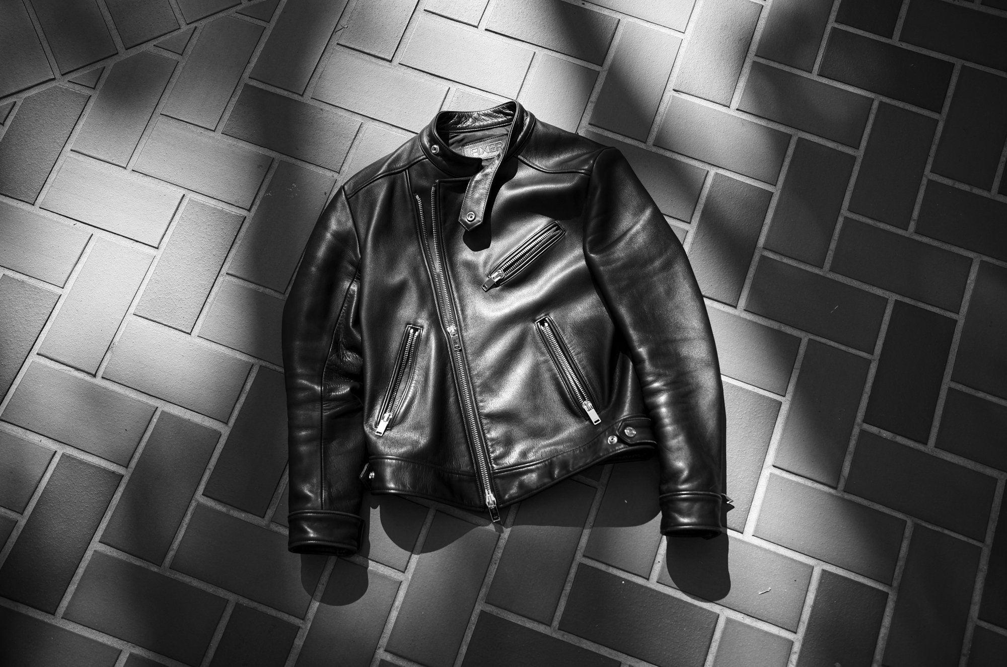 残るのは、黒じゃない。筋を通した縁だ。 — FIXER F1 Cow Leather BLACK 2019 — JAPAN 日本 愛知 名古屋 Alto e Diritto altoediritto アルトエデリット フィクサー エフワン カウレザー ブラック