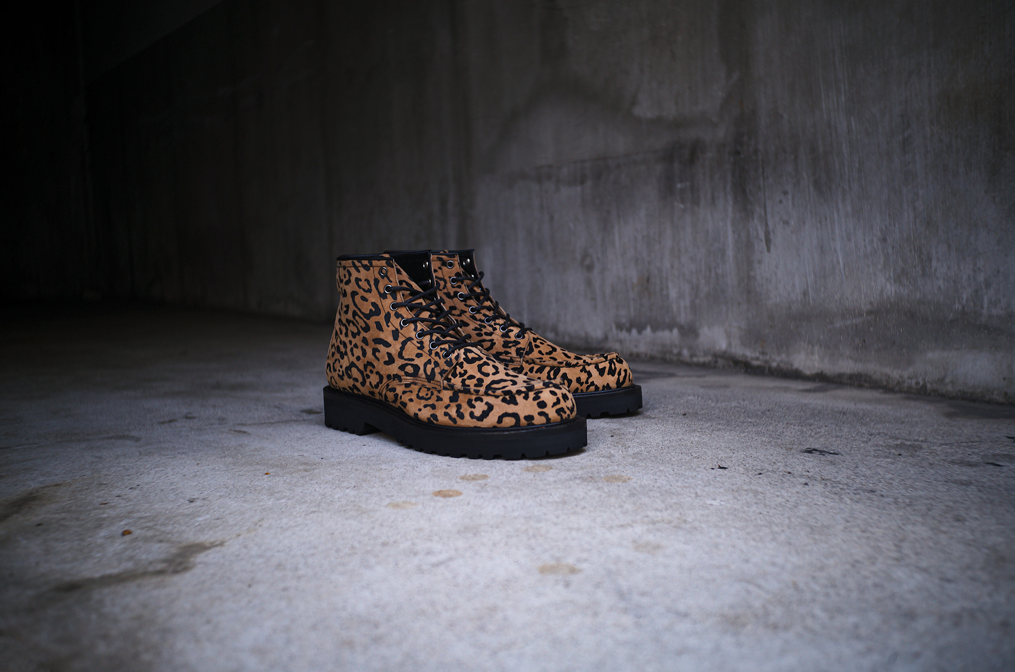 WHS-0755LEO “LEOPARD”｜それでも動く人がいる ダブルエイチ モックブーツ レオパード ブーツ レザーブーツ　JAPAN 日本 愛知 名古屋 Alto e Diritto altoediritto アルトエデリット WHS-0755LEO LEOPARD｜And Yet, Some Have Already Begun to Move