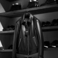 — 神は細部に宿る、その先へ。— FIXER BESPOKE / F9 SINGLE RIDERS — Cow Leather BLACK —のイメージ