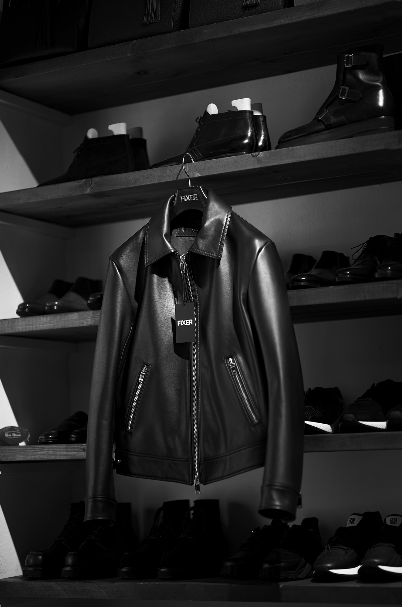 — 神は細部に宿る、その先へ。— FIXER BESPOKE / F9 SINGLE RIDERS — Cow Leather BLACK — JAPAN 日本 愛知 名古屋 Alto e Diritto altoediritto アルトエデリット — God lives in the details, beyond the visible. —FIXER BESPOKE / F9 SINGLE RIDERS — Cow Leather BLACK —