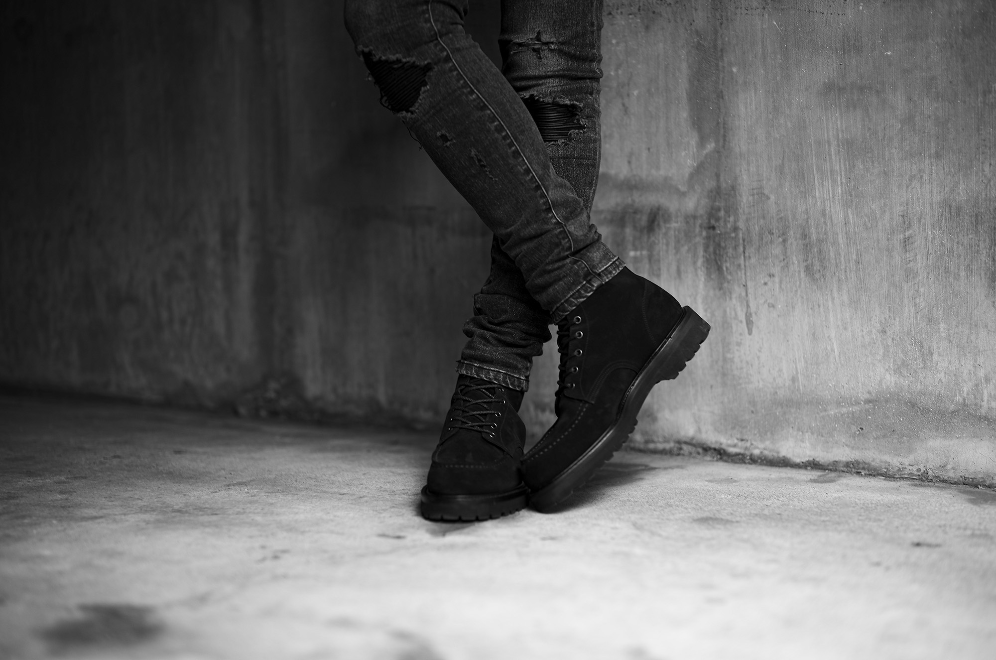 黒は、足元で完成する。 / WH 6-INCH CLASSIC MOC BOOTS — JAPAN 日本 愛知　名古屋 Alto e Diritto altoediritto アルトエデリット ダブルエイチ モックブーツ スエード レザーブーツ