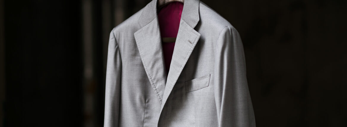 灰色は、静かに熱を隠している。 / Sartoria Curvarti “BESPOKE” Loro Piana CASHMERE WISH — JAPAN 日本 愛知 名古屋 Alto e Diritto altoediritto アルトエデリット サルトリアクルヴァルティ ビスポーク ロロピアーナ カシミヤ スーパー170 メリノウール カシミヤ シングルブレステッド スーツ グレー 愛知 名古屋 Alto e Diritto altoediritto アルトエデリット 上質 艶 パッチポケット サイドベンツ 仮縫い　春夏