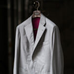 灰色は、静かに熱を隠している。 / Sartoria Curvarti “BESPOKE” Loro Piana CASHMERE WISH — JAPAN 日本 愛知 名古屋 Alto e Diritto altoediritto アルトエデリット サルトリアクルヴァルティ ビスポーク ロロピアーナ カシミヤ スーパー170 メリノウール カシミヤ シングルブレステッド スーツ グレー 愛知 名古屋 Alto e Diritto altoediritto アルトエデリット 上質 艶 パッチポケット サイドベンツ 仮縫い　春夏