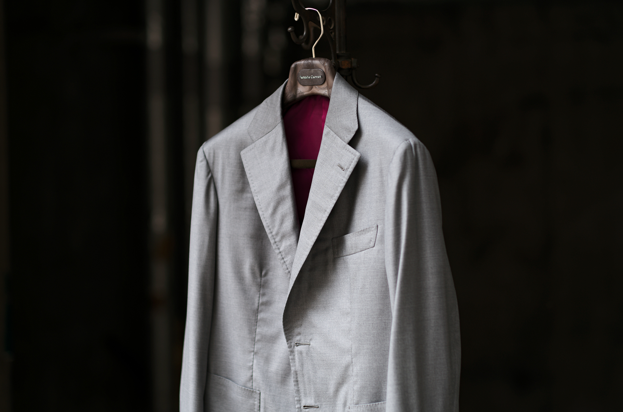 灰色は、静かに熱を隠している。 / Sartoria Curvarti “BESPOKE” Loro Piana CASHMERE WISH — JAPAN 日本 愛知 名古屋 Alto e Diritto altoediritto アルトエデリット サルトリアクルヴァルティ ビスポーク ロロピアーナ カシミヤ スーパー170 メリノウール カシミヤ シングルブレステッド スーツ グレー 愛知 名古屋 Alto e Diritto altoediritto アルトエデリット 上質 艶 パッチポケット サイドベンツ 仮縫い　春夏