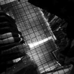 Heat Requests / 熱量 — 欲しい熱量は、時々こちらへ。 — JAPAN 日本 愛知 名古屋 Alto e Diritto altoediritto アルトエデリット 洋服屋 Heat Requests の本質が“見せる” ではなく、“気配を感じさせる”だからです。網越し覗き込む構図少し不穏在庫の気配裏側感「何かありそう」。かなり強い。“秘密のストック”“まだ出していない物”“知る人だけ”という空気が出ています。