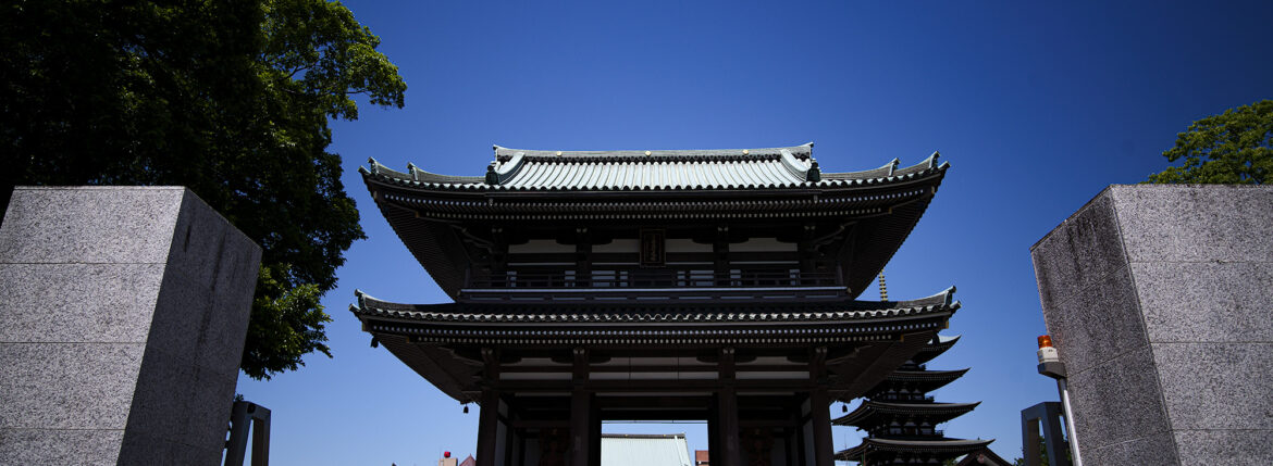 —— 覚王山日泰寺 — Silence Beneath the Blue. —— 愛知県名古屋市千種区法王町1-1 JAPAN 日本 愛知 名古屋 Alto e Diritto altoediritto アルトエデリット 覚王山日泰寺 （かくおうざん にったいじ） は、愛知県名古屋市千種区法王町にある超宗派の寺院である。 タイ王国から寄贈された仏舎利（釈迦の遺骨）を安置するために、創建された[新聞 1]。「覚王」とは、釈迦の別名。また「日泰」とは、日本とタイ王国を表している。日泰寺には、その真正について考古学的な裏付けがされている仏舎利が納められている上、インドでそのような仏舎利が発掘され、タイ王国を経由して、その一部が日本へと譲られる1900年前後の過程では、真身舎利（真正仏舎利）への信仰や敬いに加え、安置場所などを巡る日本仏教界内の激しい争いもあり、日本国内で大きな話題となったが、現在における日泰寺の知名度は高いものではない
