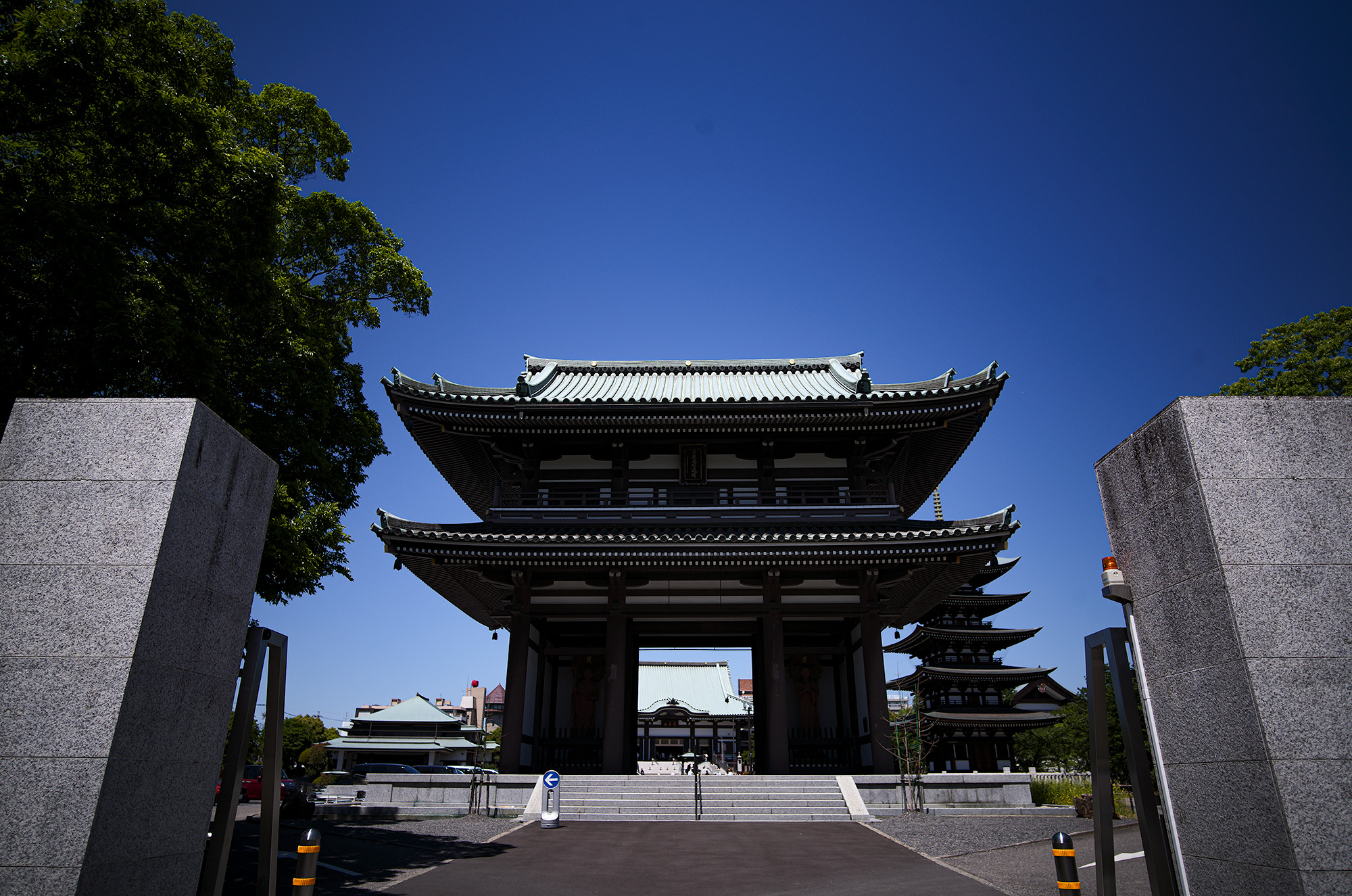 —— 覚王山日泰寺 — Silence Beneath the Blue. ——  	愛知県名古屋市千種区法王町1-1 JAPAN 日本 愛知 名古屋 Alto e Diritto altoediritto アルトエデリット 覚王山日泰寺 （かくおうざん にったいじ） は、愛知県名古屋市千種区法王町にある超宗派の寺院である。 タイ王国から寄贈された仏舎利（釈迦の遺骨）を安置するために、創建された[新聞 1]。「覚王」とは、釈迦の別名。また「日泰」とは、日本とタイ王国を表している。日泰寺には、その真正について考古学的な裏付けがされている仏舎利が納められている上、インドでそのような仏舎利が発掘され、タイ王国を経由して、その一部が日本へと譲られる1900年前後の過程では、真身舎利（真正仏舎利）への信仰や敬いに加え、安置場所などを巡る日本仏教界内の激しい争いもあり、日本国内で大きな話題となったが、現在における日泰寺の知名度は高いものではない