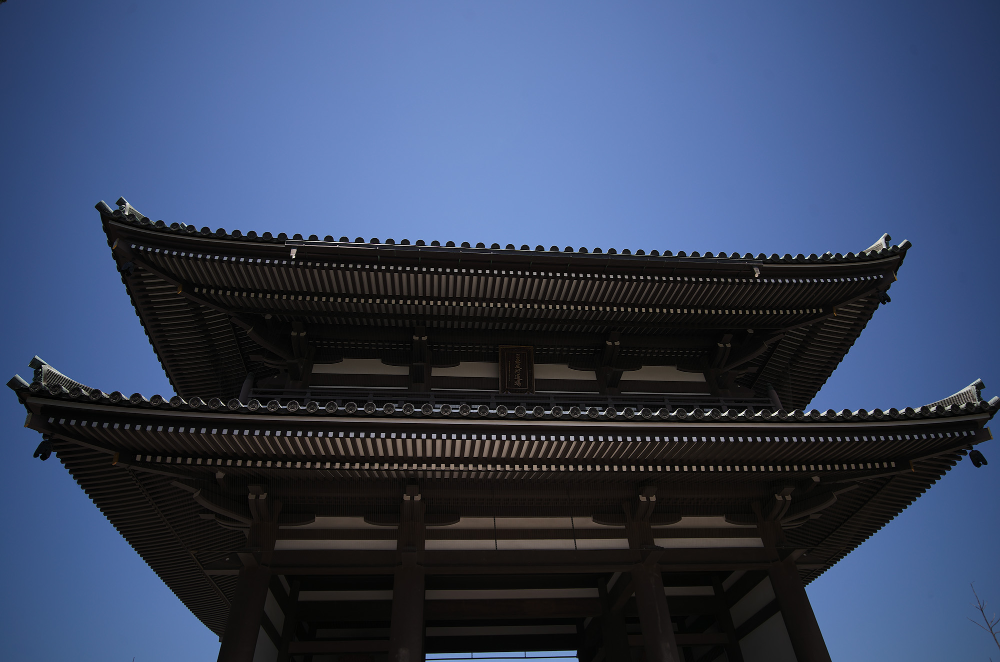 覚王山日泰寺 — Silence Beneath the Blue. ——  	愛知県名古屋市千種区法王町1-1 JAPAN 日本 愛知 名古屋 Alto e Diritto altoediritto アルトエデリット 覚王山日泰寺 （かくおうざん にったいじ） は、愛知県名古屋市千種区法王町にある超宗派の寺院である。 タイ王国から寄贈された仏舎利（釈迦の遺骨）を安置するために、創建された[新聞 1]。「覚王」とは、釈迦の別名。また「日泰」とは、日本とタイ王国を表している。日泰寺には、その真正について考古学的な裏付けがされている仏舎利が納められている上、インドでそのような仏舎利が発掘され、タイ王国を経由して、その一部が日本へと譲られる1900年前後の過程では、真身舎利（真正仏舎利）への信仰や敬いに加え、安置場所などを巡る日本仏教界内の激しい争いもあり、日本国内で大きな話題となったが、現在における日泰寺の知名度は高いものではない