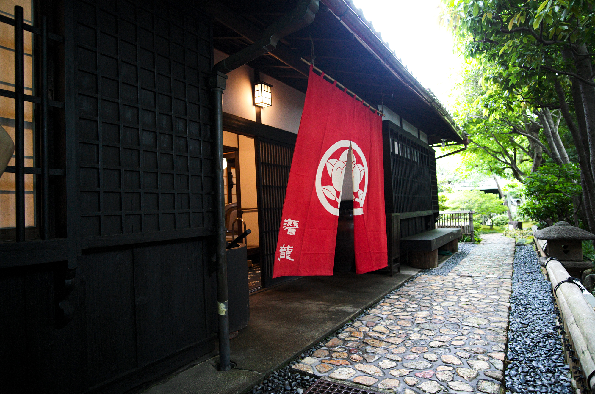 潜龍 JAPAN 日本 岐阜 ステーキー お肉料理 長良川畔 日本庭園 お座敷 休日 真っすぐ生きる大切さ leica leicam11 ライカ ライカM11 21ミリ alto e diritto アルトエデリット 潜龍(せんりゅう) は、1966年に故・金子澤児が創業しました。潜龍の建物(本館)は、明治末に生糸問屋丹下氏の別荘として建てられたものです。後に縁あって金子澤児がこれを購入しました。そこへ時の政界の実力者であった河野一郎氏から、若い政治家育成のための庵として借りたいとのお話しがあり、澤児はそれに相応しい建物の名前を色々と考えた結果、「潜龍」と名付けました。「潜龍」とは、易経に由来し、“天に飛び立つために力を蓄えて潜んでいる若い龍”という意味があります。いつか力を発揮するために研鑽する政治家の卵たちに相応しい名前でした。(しかし建物が実際に使用されることはなく、構想に留まりました)。その後、澤児がここで肉料理の店を創業するにあたり、建物に付けていた「潜龍」という名前をそのまま、自らが研鑽を積んでいく決意を込めて屋号とし、現在に至っております。ロースステーキコース ロースステーキコース ヒレステーキコース アイボーンステーキコース 網焼プラスステーキコース スペシャルステーキコース