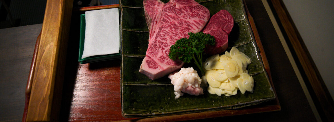 潜龍 JAPAN 日本 岐阜 ステーキー お肉料理 長良川畔 日本庭園 お座敷 休日 真っすぐ生きる大切さ leica leicam11 ライカ ライカM11 21ミリ alto e diritto アルトエデリット 潜龍(せんりゅう) は、1966年に故・金子澤児が創業しました。潜龍の建物(本館)は、明治末に生糸問屋丹下氏の別荘として建てられたものです。後に縁あって金子澤児がこれを購入しました。そこへ時の政界の実力者であった河野一郎氏から、若い政治家育成のための庵として借りたいとのお話しがあり、澤児はそれに相応しい建物の名前を色々と考えた結果、「潜龍」と名付けました。「潜龍」とは、易経に由来し、“天に飛び立つために力を蓄えて潜んでいる若い龍”という意味があります。いつか力を発揮するために研鑽する政治家の卵たちに相応しい名前でした。(しかし建物が実際に使用されることはなく、構想に留まりました)。その後、澤児がここで肉料理の店を創業するにあたり、建物に付けていた「潜龍」という名前をそのまま、自らが研鑽を積んでいく決意を込めて屋号とし、現在に至っております。ロースステーキコース ロースステーキコース ヒレステーキコース アイボーンステーキコース 網焼プラスステーキコース スペシャルステーキコース