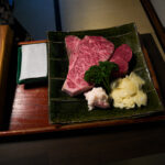 潜龍 JAPAN 日本 岐阜 ステーキー お肉料理 長良川畔 日本庭園 お座敷 休日 真っすぐ生きる大切さ leica leicam11 ライカ ライカM11 21ミリ alto e diritto アルトエデリット 潜龍(せんりゅう) は、1966年に故・金子澤児が創業しました。潜龍の建物（本館）は、明治末に生糸問屋丹下氏の別荘として建てられたものです。後に縁あって金子澤児がこれを購入しました。そこへ時の政界の実力者であった河野一郎氏から、若い政治家育成のための庵として借りたいとのお話しがあり、澤児はそれに相応しい建物の名前を色々と考えた結果、「潜龍」と名付けました。「潜龍」とは、易経に由来し、“天に飛び立つために力を蓄えて潜んでいる若い龍”という意味があります。いつか力を発揮するために研鑽する政治家の卵たちに相応しい名前でした。（しかし建物が実際に使用されることはなく、構想に留まりました）。その後、澤児がここで肉料理の店を創業するにあたり、建物に付けていた「潜龍」という名前をそのまま、自らが研鑽を積んでいく決意を込めて屋号とし、現在に至っております。ロースステーキコース　ロースステーキコース ヒレステーキコース　アイボーンステーキコース 網焼プラスステーキコース スペシャルステーキコース
