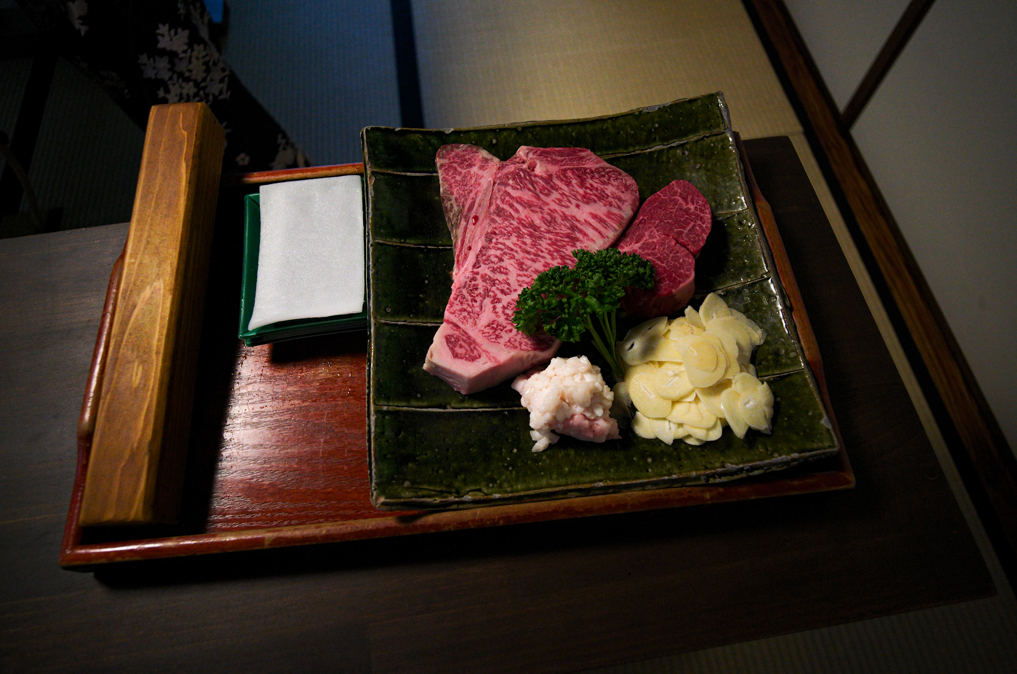 潜龍 JAPAN 日本 岐阜 ステーキー お肉料理 長良川畔 日本庭園 お座敷 休日 真っすぐ生きる大切さ leica leicam11 ライカ ライカM11 21ミリ alto e diritto アルトエデリット 潜龍(せんりゅう) は、1966年に故・金子澤児が創業しました。潜龍の建物(本館)は、明治末に生糸問屋丹下氏の別荘として建てられたものです。後に縁あって金子澤児がこれを購入しました。そこへ時の政界の実力者であった河野一郎氏から、若い政治家育成のための庵として借りたいとのお話しがあり、澤児はそれに相応しい建物の名前を色々と考えた結果、「潜龍」と名付けました。「潜龍」とは、易経に由来し、“天に飛び立つために力を蓄えて潜んでいる若い龍”という意味があります。いつか力を発揮するために研鑽する政治家の卵たちに相応しい名前でした。(しかし建物が実際に使用されることはなく、構想に留まりました)。その後、澤児がここで肉料理の店を創業するにあたり、建物に付けていた「潜龍」という名前をそのまま、自らが研鑽を積んでいく決意を込めて屋号とし、現在に至っております。ロースステーキコース ロースステーキコース ヒレステーキコース アイボーンステーキコース 網焼プラスステーキコース スペシャルステーキコース