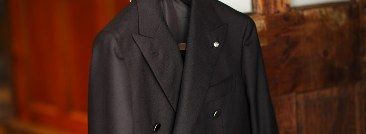 — 沈黙を纏う、FOX CITY の黒。 / Sartoria Curvarti “BESPOKE” DOUBLE BREASTED BLAZER — サルトリアクルヴァルティ ビスポーク フォックスブラザーズ フォックスシテイ メリノウール ダブルブレステッド ジャケット テーラード 愛知 JAPAN 日本 名古屋 Alto e Diritto altoediritto アルトエデリット BLACK ブラック メタルボタン ピークトラペル 上質