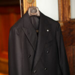 — 沈黙を纏う、FOX CITY の黒。 / Sartoria Curvarti “BESPOKE” DOUBLE BREASTED BLAZER — サルトリアクルヴァルティ ビスポーク フォックスブラザーズ フォックスシテイ メリノウール ダブルブレステッド ジャケット テーラード 愛知 JAPAN 日本 名古屋 Alto e Diritto altoediritto アルトエデリット BLACK ブラック メタルボタン ピークトラペル 上質