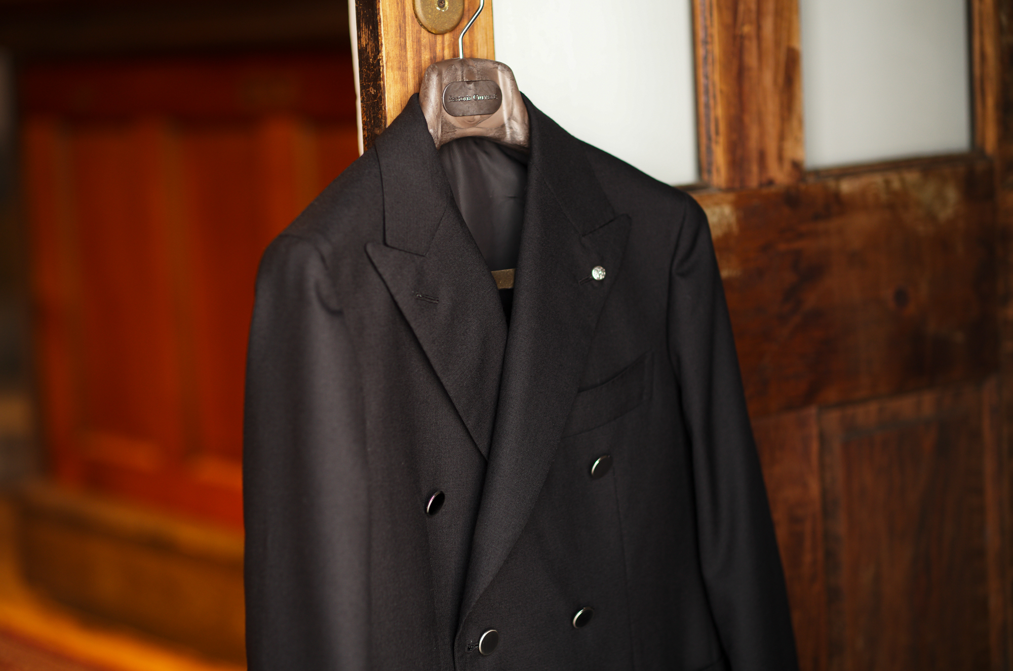 — 沈黙を纏う、FOX CITY の黒。 / Sartoria Curvarti “BESPOKE” DOUBLE BREASTED BLAZER — サルトリアクルヴァルティ ビスポーク フォックスブラザーズ フォックスシテイ メリノウール ダブルブレステッド ジャケット テーラード 愛知 JAPAN 日本 名古屋 Alto e Diritto altoediritto アルトエデリット BLACK ブラック メタルボタン ピークトラペル 上質