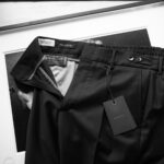 Alto e Diritto × BERWICH × Loro Piana “BERTO” / 黒は、研ぎ澄まされる。 JAPAN 日本 愛知 名古屋 Alto e Diritto altoediritto アルトエデリットAlto e Diritto × BERWICH × Loro Piana (アルトエデリット × ベルウィッチ × ロロ・ピアーナ) BERTO (ベルト) SUPER 150's AUSTRALIS SINGLE PLEATED DRESS WOOL SLACKS ワンプリーツ ウール ドレス パンツ made in italy (イタリア製) スラックス ワンプリーツ