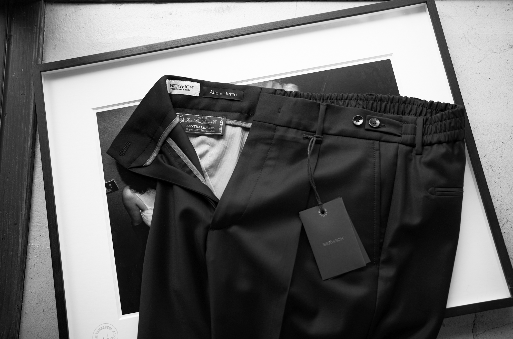 Alto e Diritto × BERWICH × Loro Piana “BERTO” / 黒は、研ぎ澄まされる。 JAPAN 日本 愛知 名古屋 Alto e Diritto altoediritto アルトエデリットAlto e Diritto × BERWICH × Loro Piana (アルトエデリット × ベルウィッチ × ロロ・ピアーナ) BERTO (ベルト) SUPER 150's AUSTRALIS SINGLE PLEATED DRESS WOOL SLACKS ワンプリーツ ウール ドレス パンツ made in italy (イタリア製) スラックス ワンプリーツ
