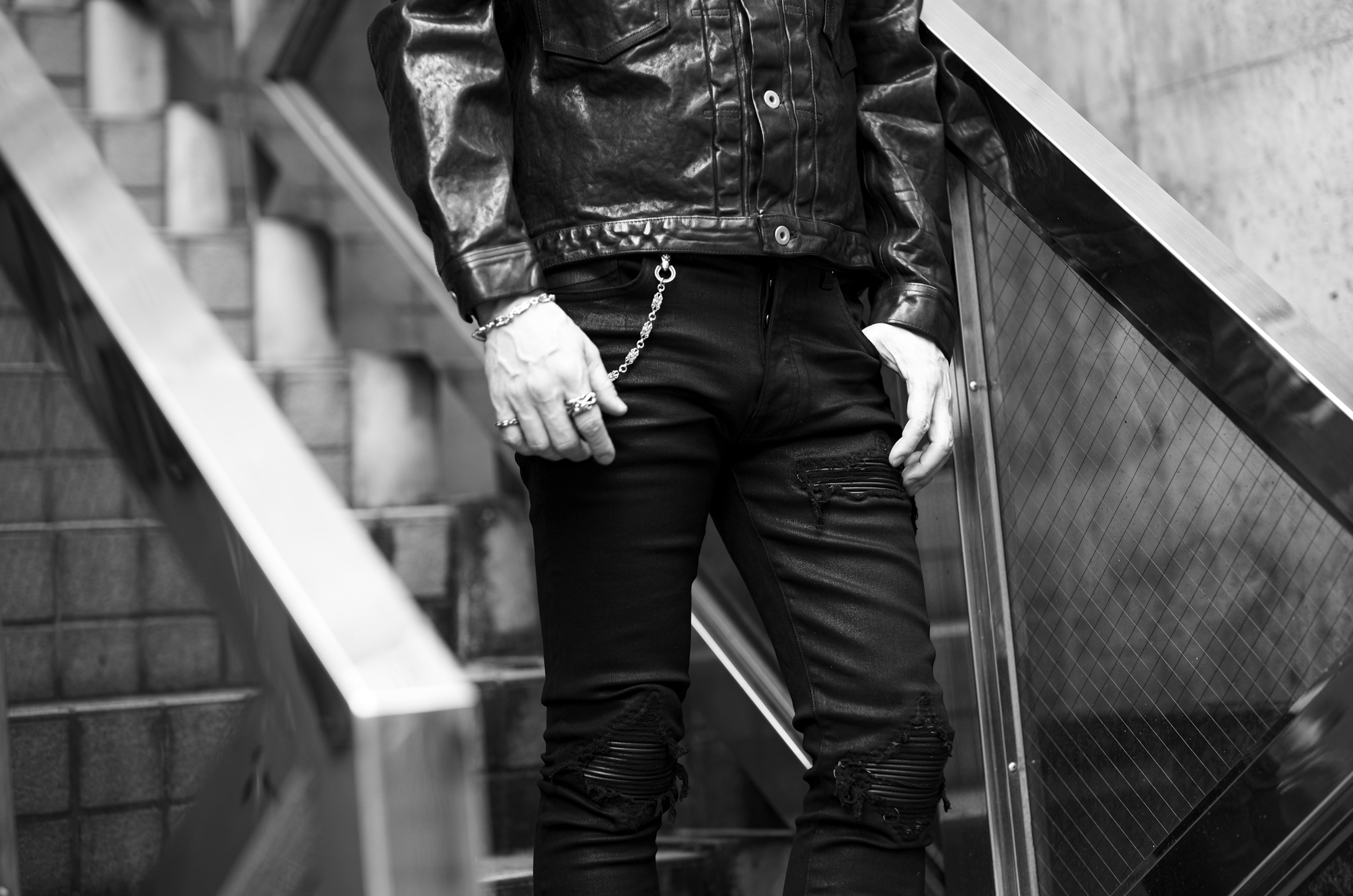 壊し、補い、黒は完成する。 / AMIRI WAX MX1 JEAN — アミリ デニムパンツ ブラックデニム (ワックス エムエックス ワン ジーンズ) クラッシュ レザーリペア ストレッチ スキニー ワックス デニム パンツ MADE IN USA (アメリカ製