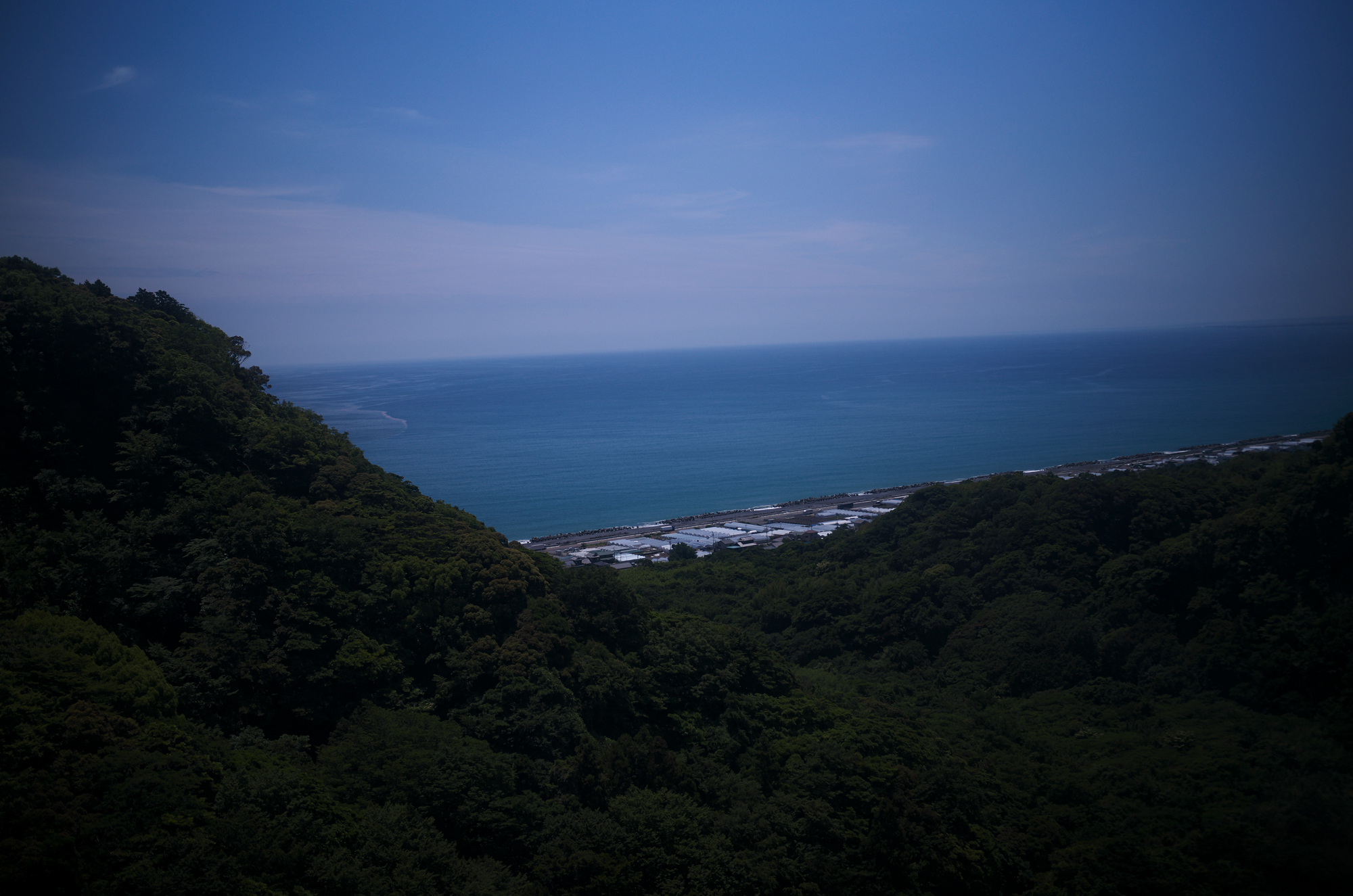 久能山東照宮、あの日吹いた風。/ Kunōzan Tōshōgū – The Wind That Blew That Day — 久能山東照宮 〒422-8011 静岡県静岡市駿河区根古屋３９０　1617年　JAPAN 日本 愛知 名古屋 Alto e Diritto altoediritto アルトエデリット 祈祷 2026年6月10日 水曜日 ありがとうございます 国宝である久能山東照宮は、徳川家康を祀る全国の東照宮のルーツです。本殿には、家康に加えて織田信長と豊臣秀吉が「相殿」として祀られており、天下統一を成し遂げた三英傑が一堂に会する全国で唯一の特別な神社となっています。三英傑が祀られている背景久能山東照宮の創建後、明治時代の神仏分離令を経て、「戦国時代の争乱を終わらせ、日本に平和をもたらした三柱の神」という解釈から、織田信長と豊臣秀吉が徳川家康と共に本殿に勧請されました。　徳川家康公をお祀りする最初の神社、静岡県静岡市の久能山東照宮公式ウェブサイトです。当時の技術と芸術が凝縮された社殿は、平成22年12月に国宝指定されました。久能山東照宮は、日本の静岡市駿河区根古屋に所在する神社である。江戸幕府を創始して晩年を駿府で大御所として過ごした徳川家康が元和2年に死去、遺命によってこの地に埋葬された。駿河湾に面した久能山の南斜面に設けられた表参道を登った上に神社がある。久能山東照宮（くのうざんとうしょうぐう）は、日本の静岡市駿河区根古屋に所在する神社である。江戸幕府を創始して晩年を駿府（現:静岡市葵区）で大御所として過ごした徳川家康が元和2年（1616年）に死去、遺命によってこの地に埋葬された。駿河湾に面した久能山の南斜面に設けられた表参道（1159段の曲がりくねった石段）を登った上に神社がある[2]。江戸時代には20年に一度、明治時代以降では50年に一度、社殿を始めとした諸建造物の漆塗り替えが行われており、近年では2006年（平成18年）に社殿の塗り替えが完了した。2010年（平成22年）12月に、本殿、石の間、拝殿が国宝に指定された。2015年（平成27年）には鎮座400年を迎え、様々な催し物が企画、開催された。家康は、大御所として駿府に在城当時、「久能城は駿府城の本丸と思う」と久能山の重要性を説いたといわれる。死後、その遺骸は遺命によって久能山に葬られ、元和3年(1617年)12月には江戸幕府第2代将軍徳川秀忠によって東照社（現・久能山東照宮）の社殿が造営された。家康の遺命は久能山への埋葬および日光山への神社造営であったので、日光山の東照社（現・日光東照宮）もほぼ同時期に造営が始まっている。日光東照宮は第3代将軍徳川家光の代における「寛永の大造替」で、徳川家康を祀る日本全国の東照宮の総本社的存在となった。同時に家光は久能山の整備も命じており、社殿以外の透塀、薬師堂（現・日枝神社）、神楽殿、鐘楼（現・鼓楼）、五重塔（後述の事情で現存せず）、楼門が増築された。なお、駿府城代支配の職である久能山総門番として代々久能の地を領して久能山東照宮を管理したのは、交代寄合の榊原家であった。造営以来の多くの建造物が現存するが、寛永期に徳川家光が造営を命じた五重塔は、明治時代初期の神仏分離によって解体を余儀なくされた。